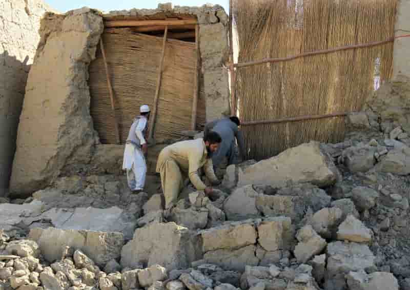 Le bilan du seisme en afghanistan et au pakistan proche des 300 morts