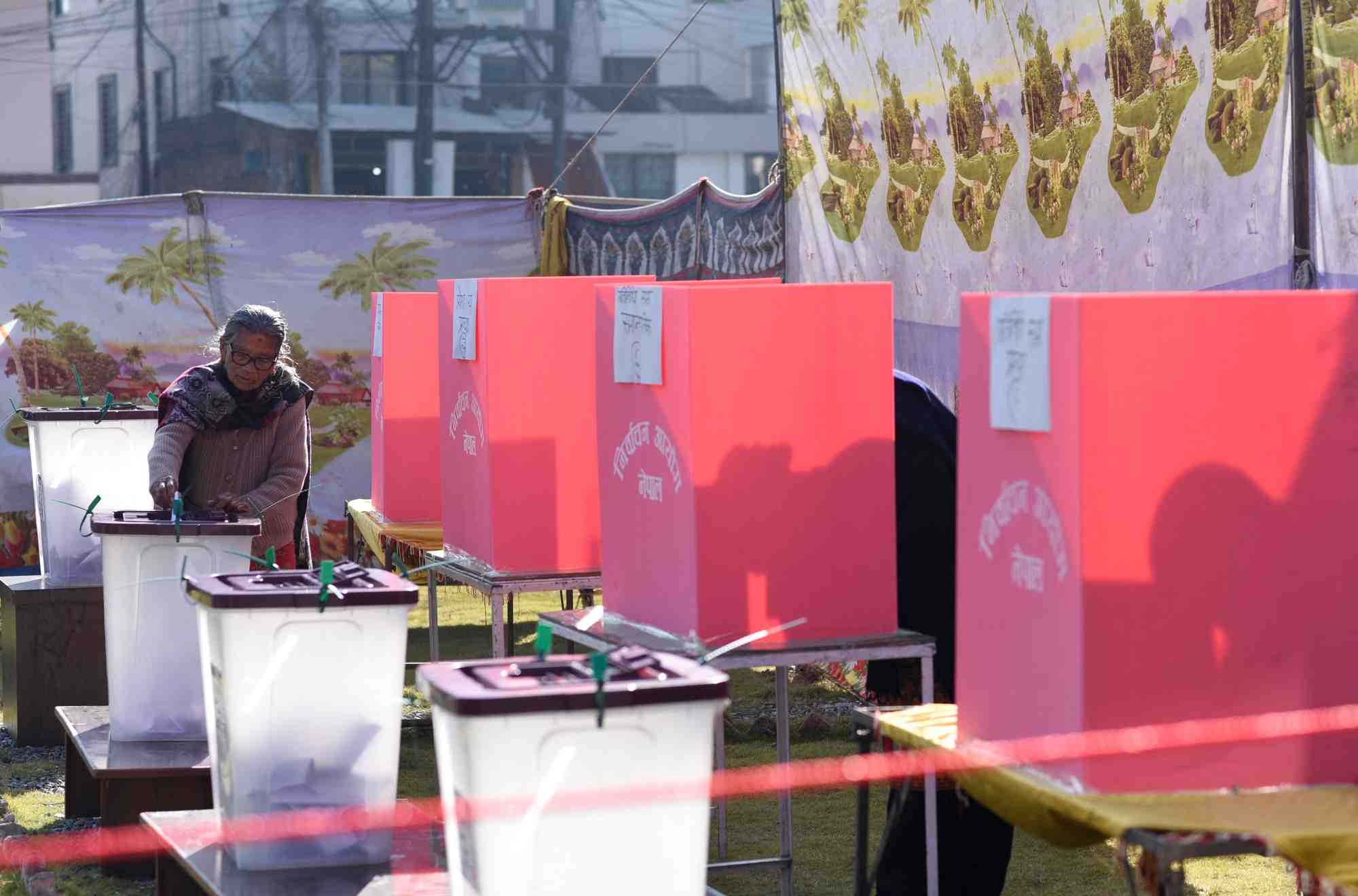 Une femme vote lors des elections generales, a lalitpur, au nepal