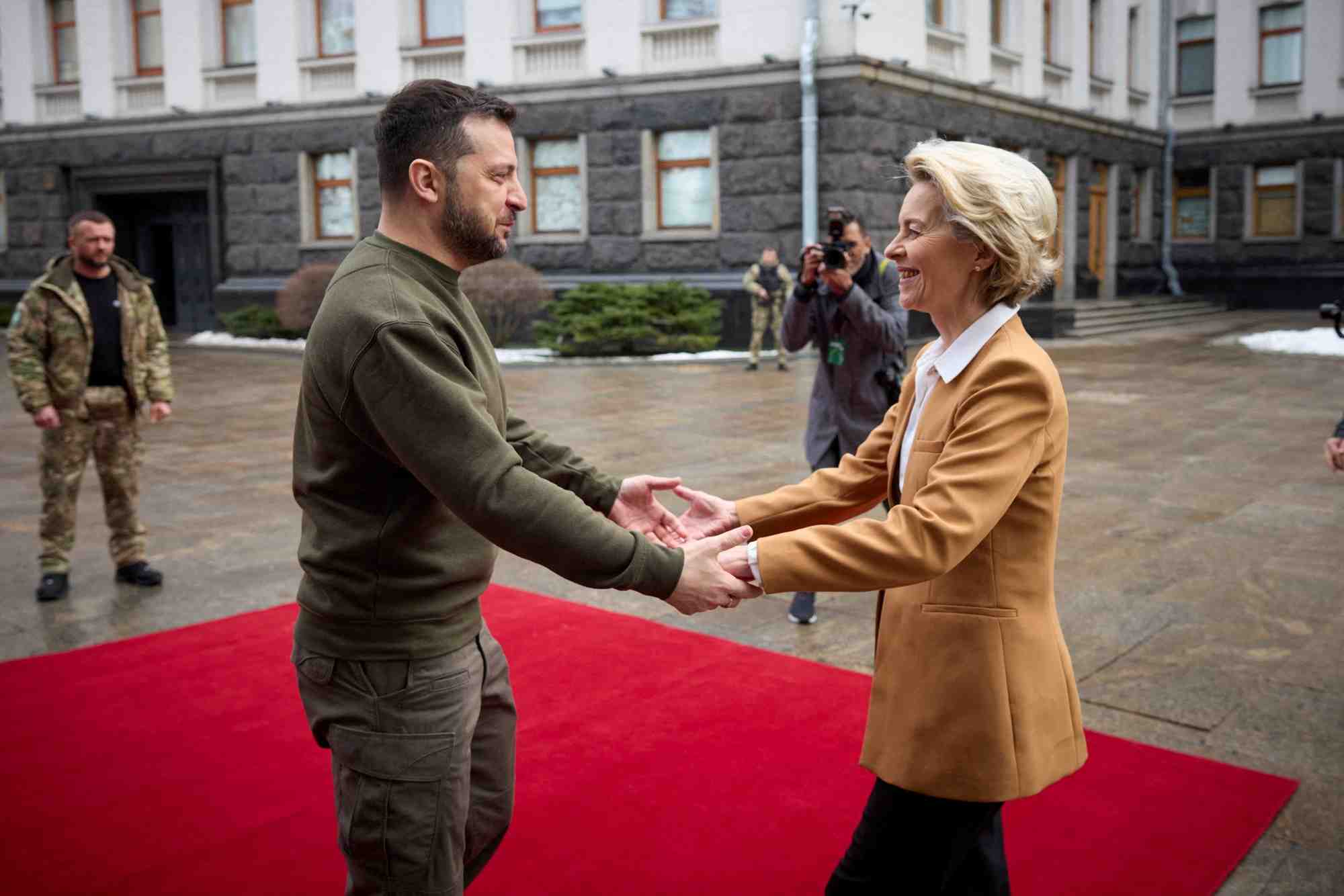 Le president ukrainien zelenskiy et la presidente de la commission europeenne von der leyen, a kyiv