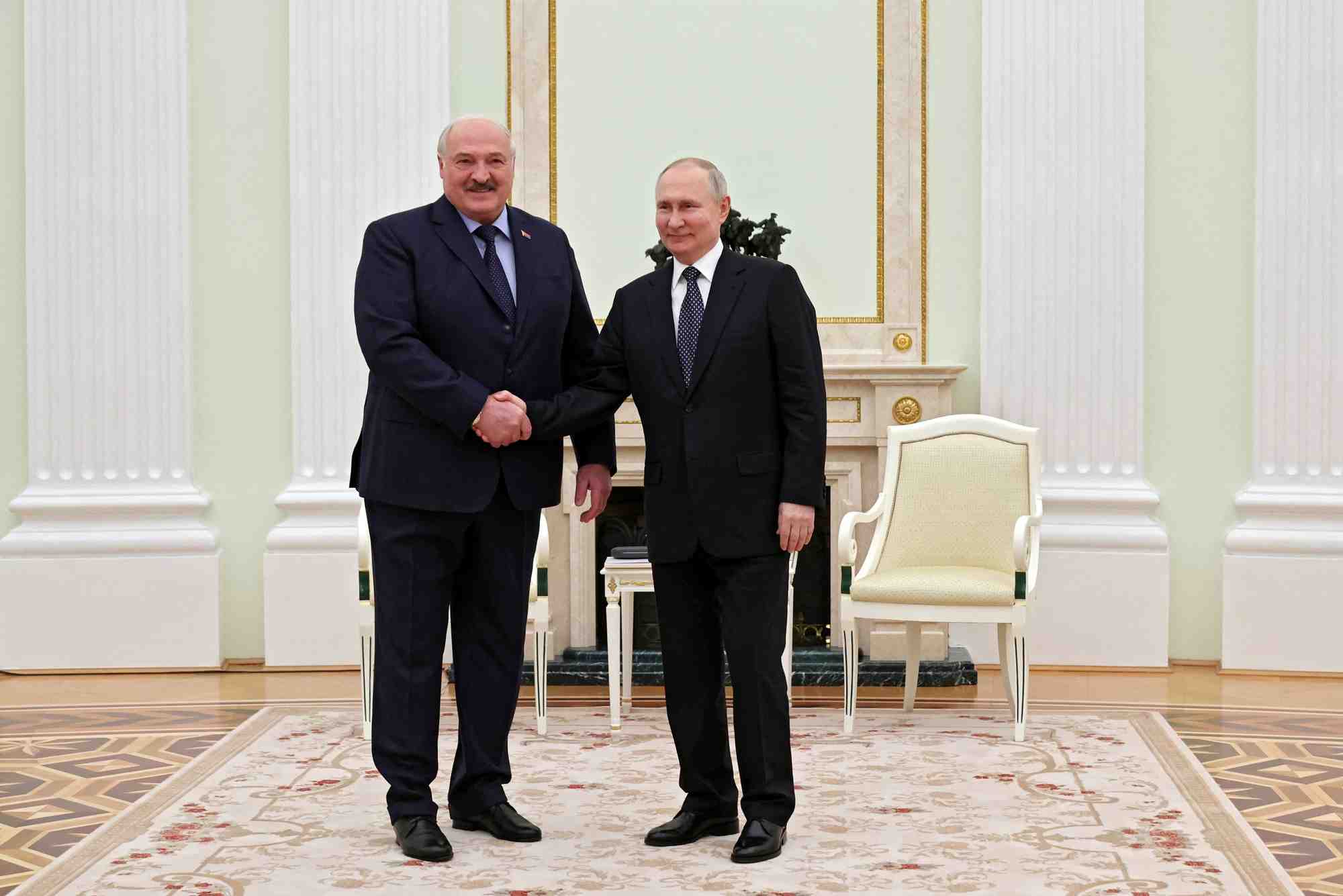 Photo du president russe vladimir poutine qui serre la main du president bielorusse alexandre loukachenko lors d'une reunion a moscou