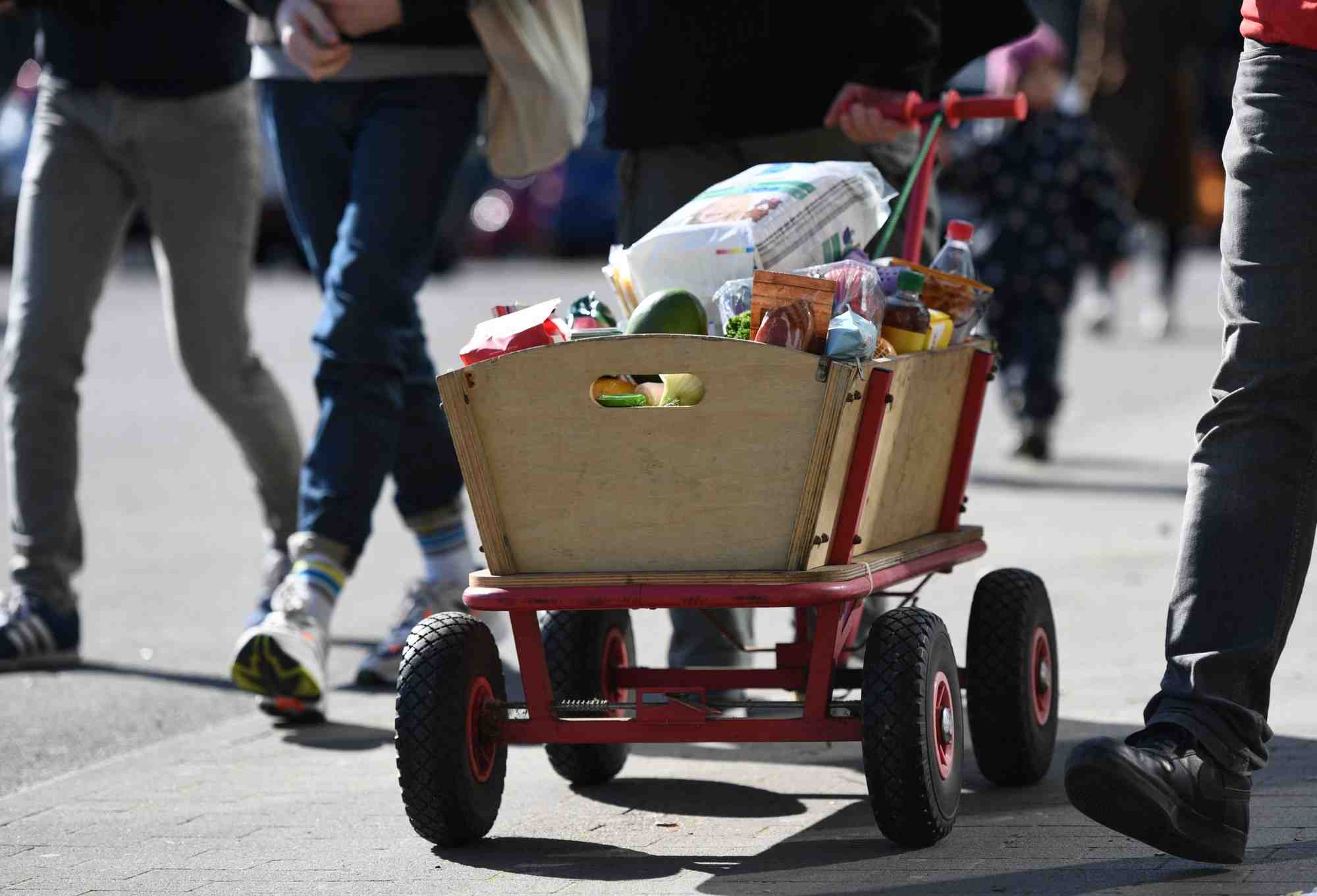 Photo d'archives des caddies contenant des marchandises a berlin