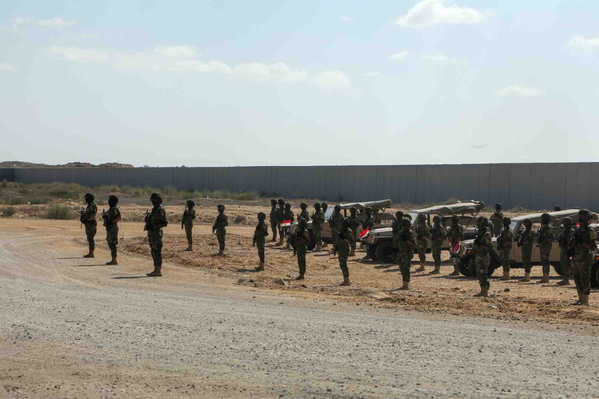 Des militaires egyptiens gardent une zone pres du poste frontiere de rafah entre l'egypte et la bande de gaza
