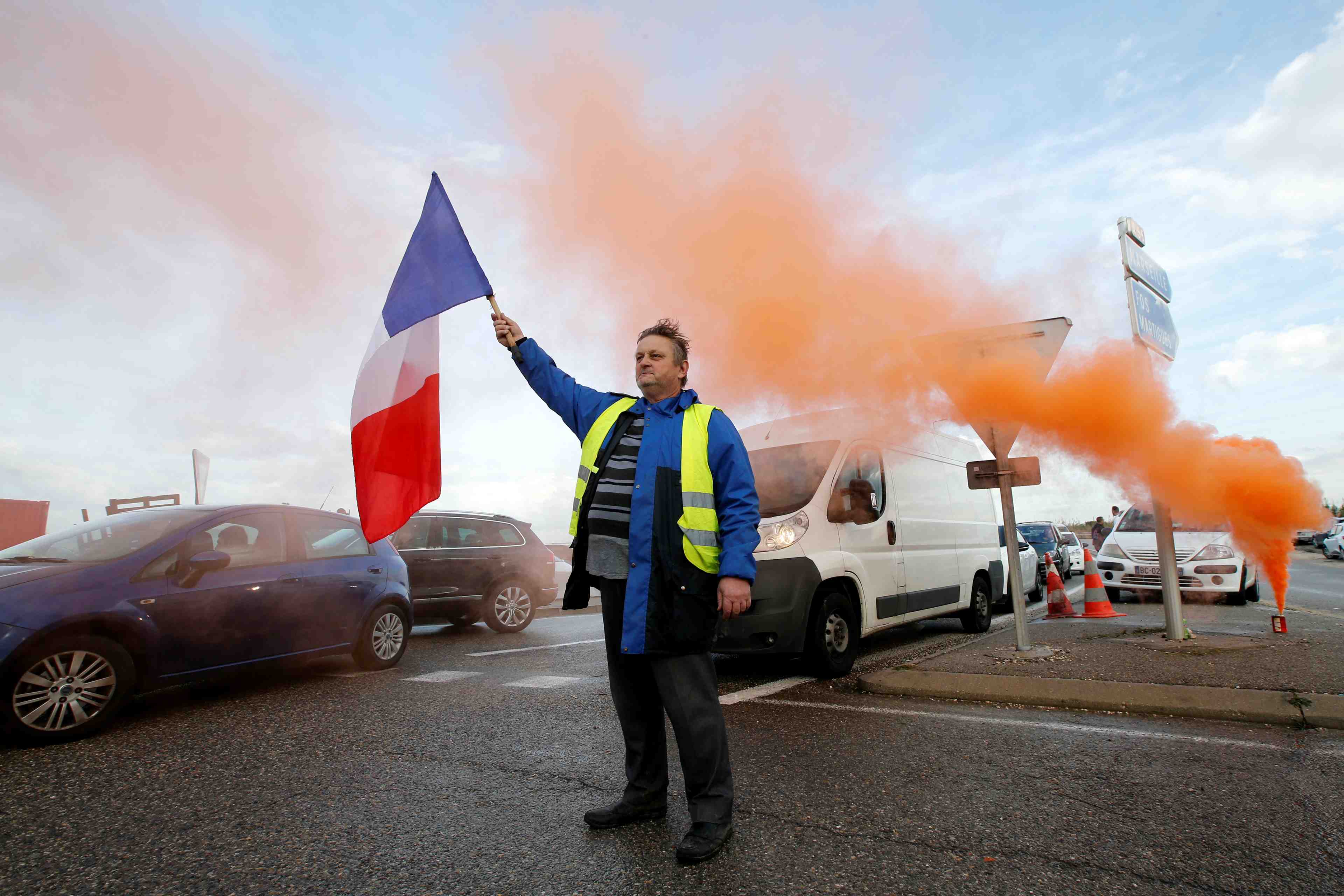 La mobilisation des "gilets jaunes" faiblit encore