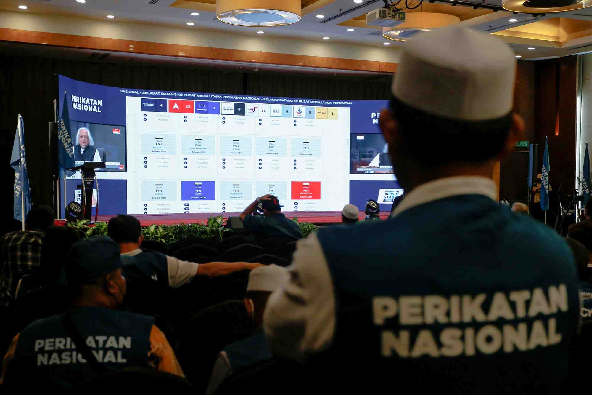 Les partisans de la coalition perikatan nasional regardent les resultats en direct des elections legislatives de la malaisie