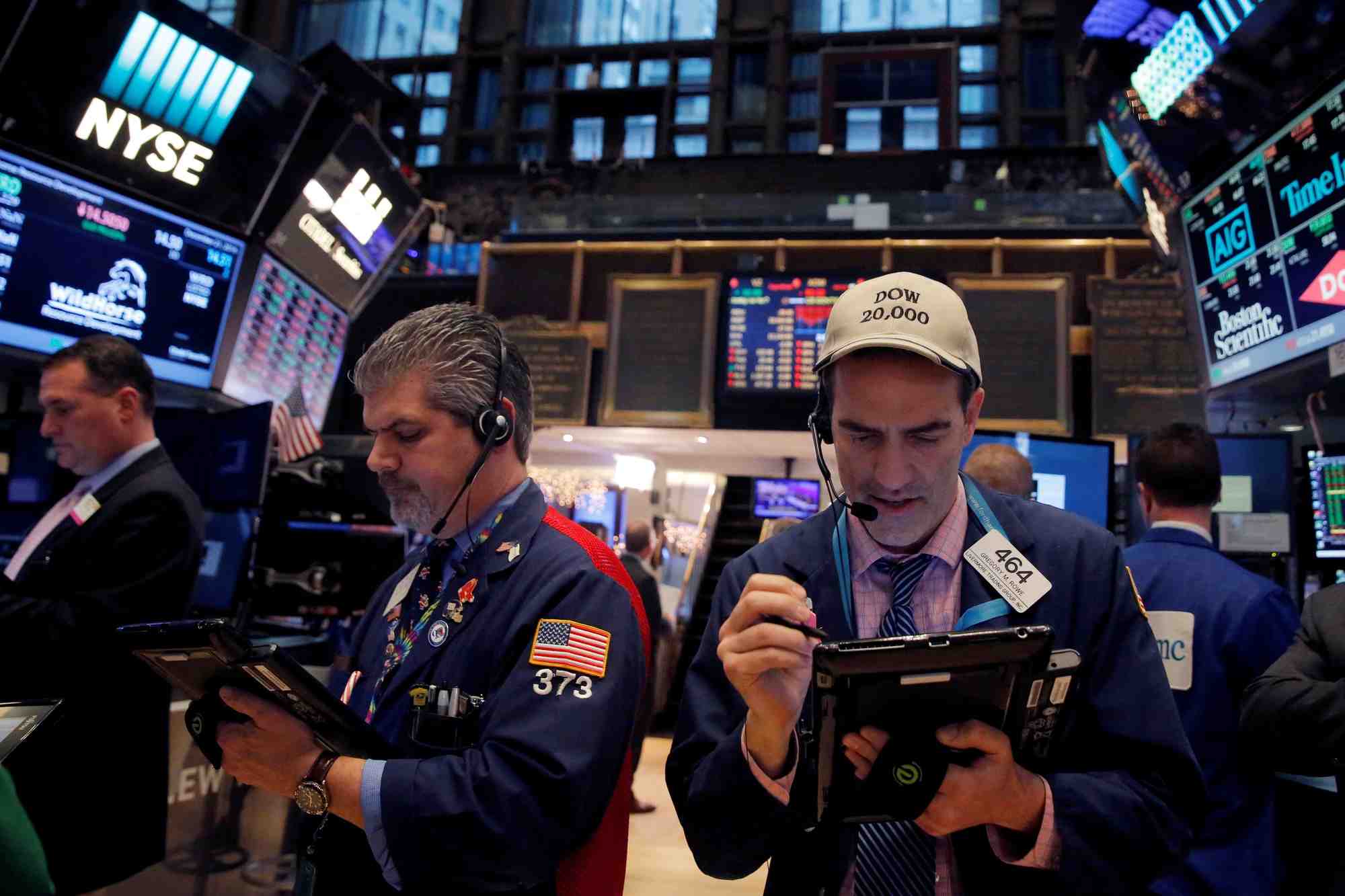 Des traders travaillent a la bourse de wall street