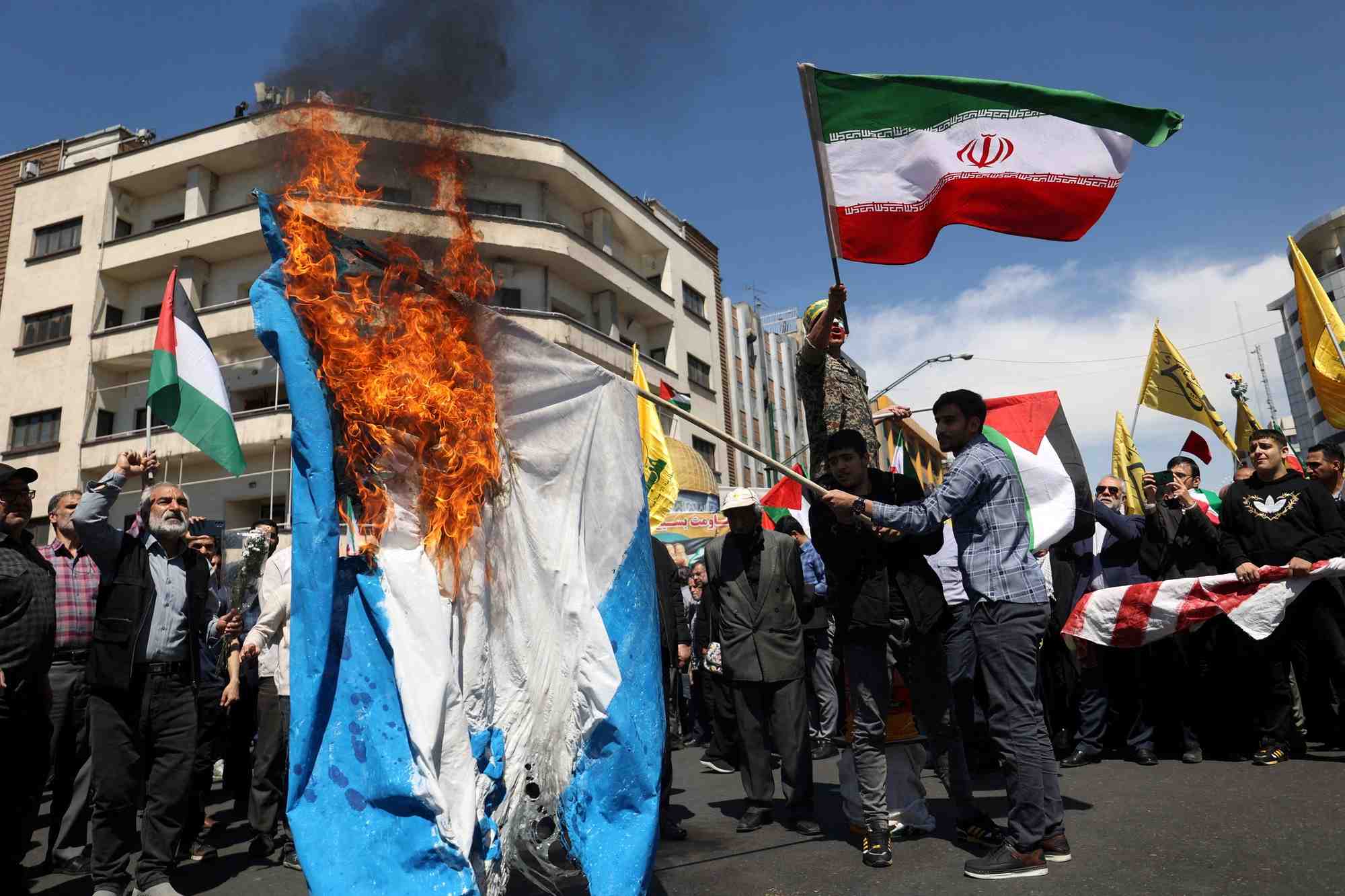 Des iraniens brulent un drapeau israelien lors d'une manifestation a teheran