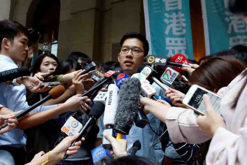 Hong kong: deux partisans de la democratie liberes sous caution