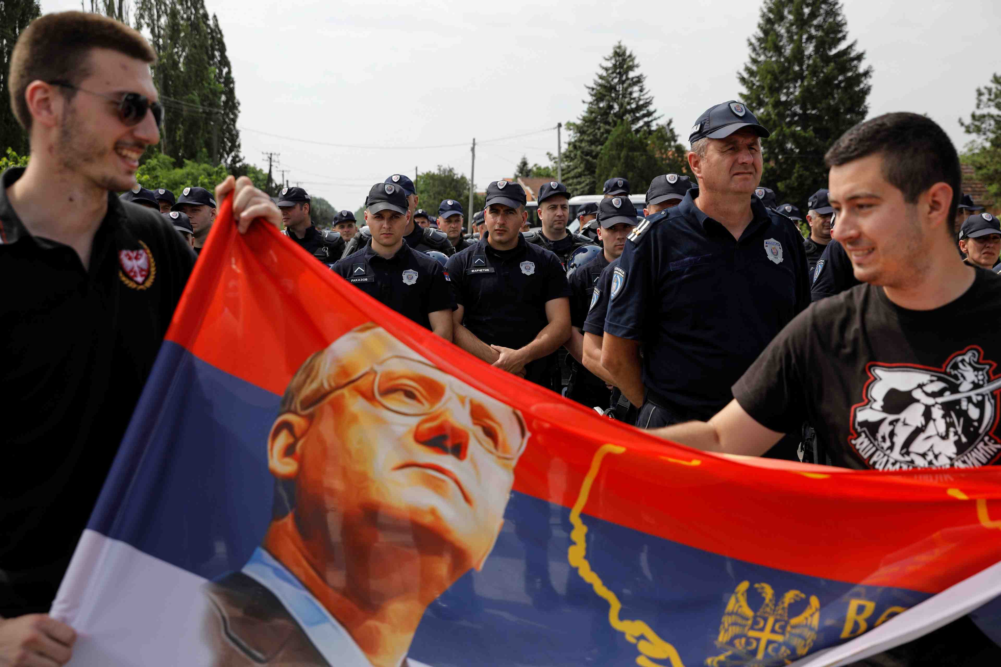 La police serbe empeche un meeting de l'ultranationaliste seselj