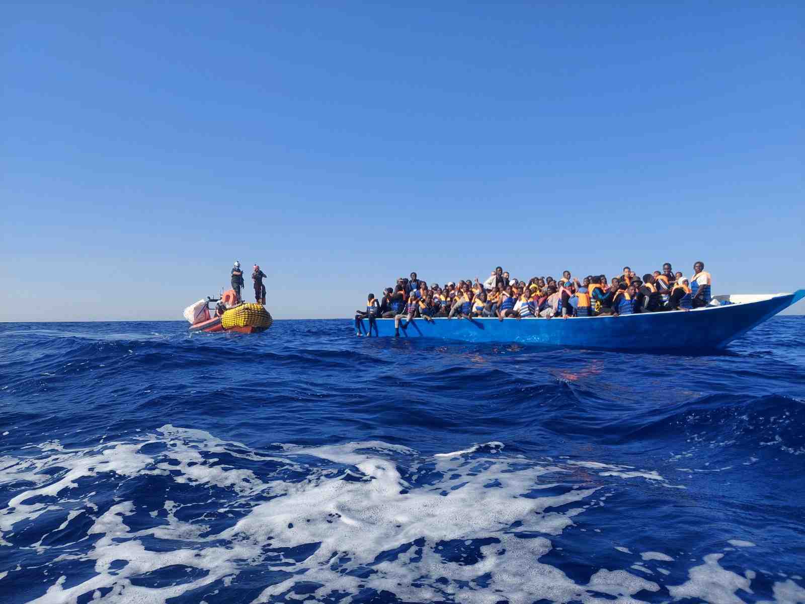 Italie : des dizaines de migrants secourus au large de la calabre