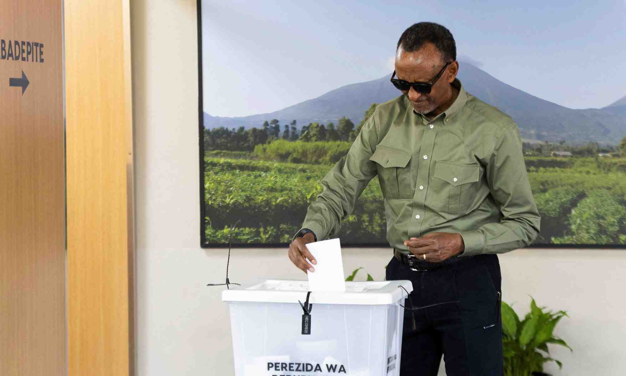 Le president rwandais paul kagame vote lors de l'election presidentielle a kigali