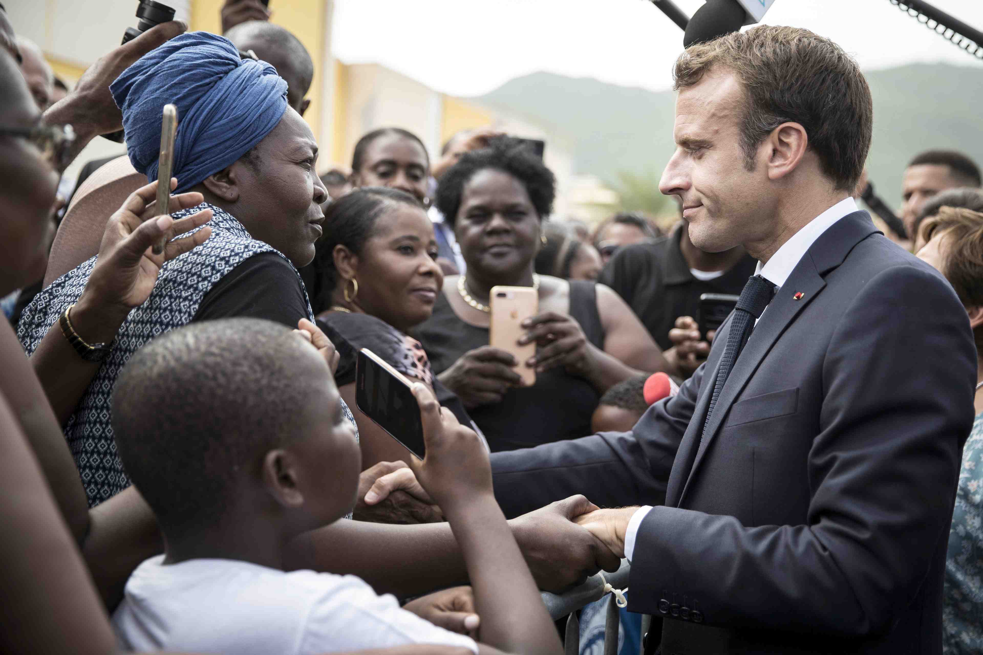 France: colere de macron a saint-martin, un an apres irma