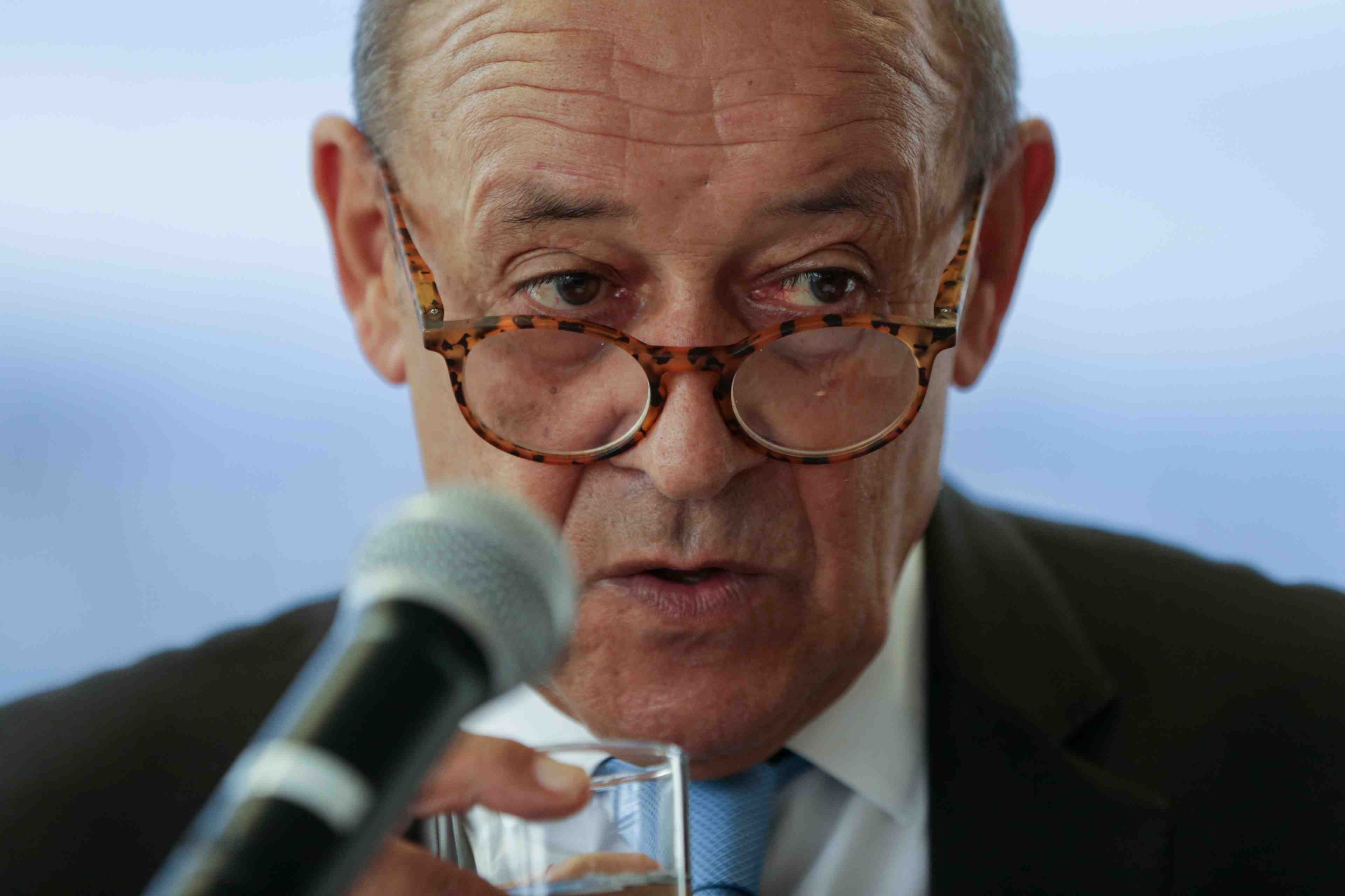 Le drian prend ses distances avec macron