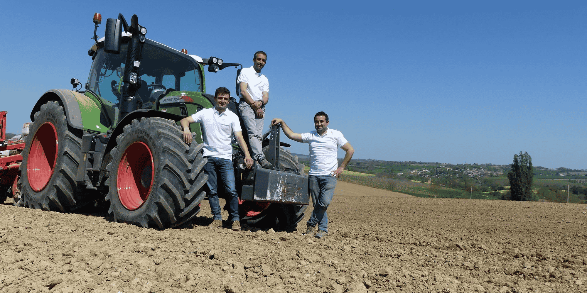 Les polos sont réalisés à partir de coton provenant de la plantation familiale, dans le Gers et unique en France, d'une superficie de 14 hectares.