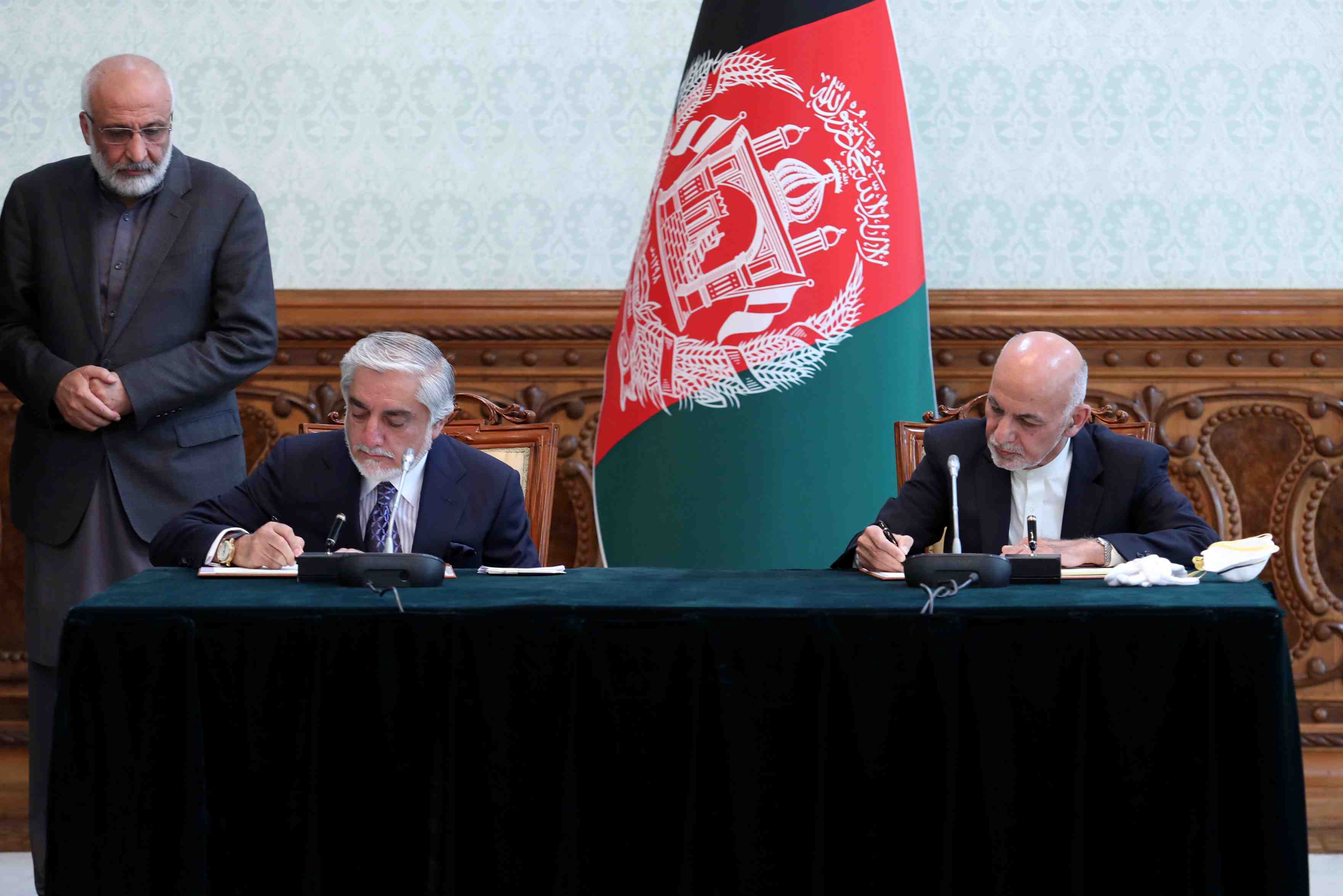 Le president afghan va partager le pouvoir avec son rival