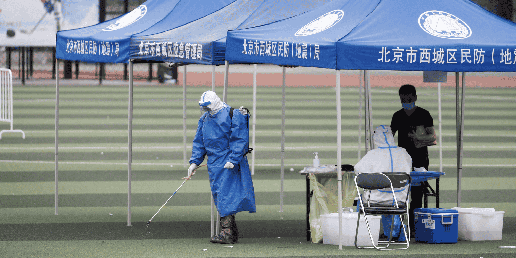 Pékin, Chine, coronavirus : un homme en tenue de protection diffuse du désinfectant au Guangan Sport Center
