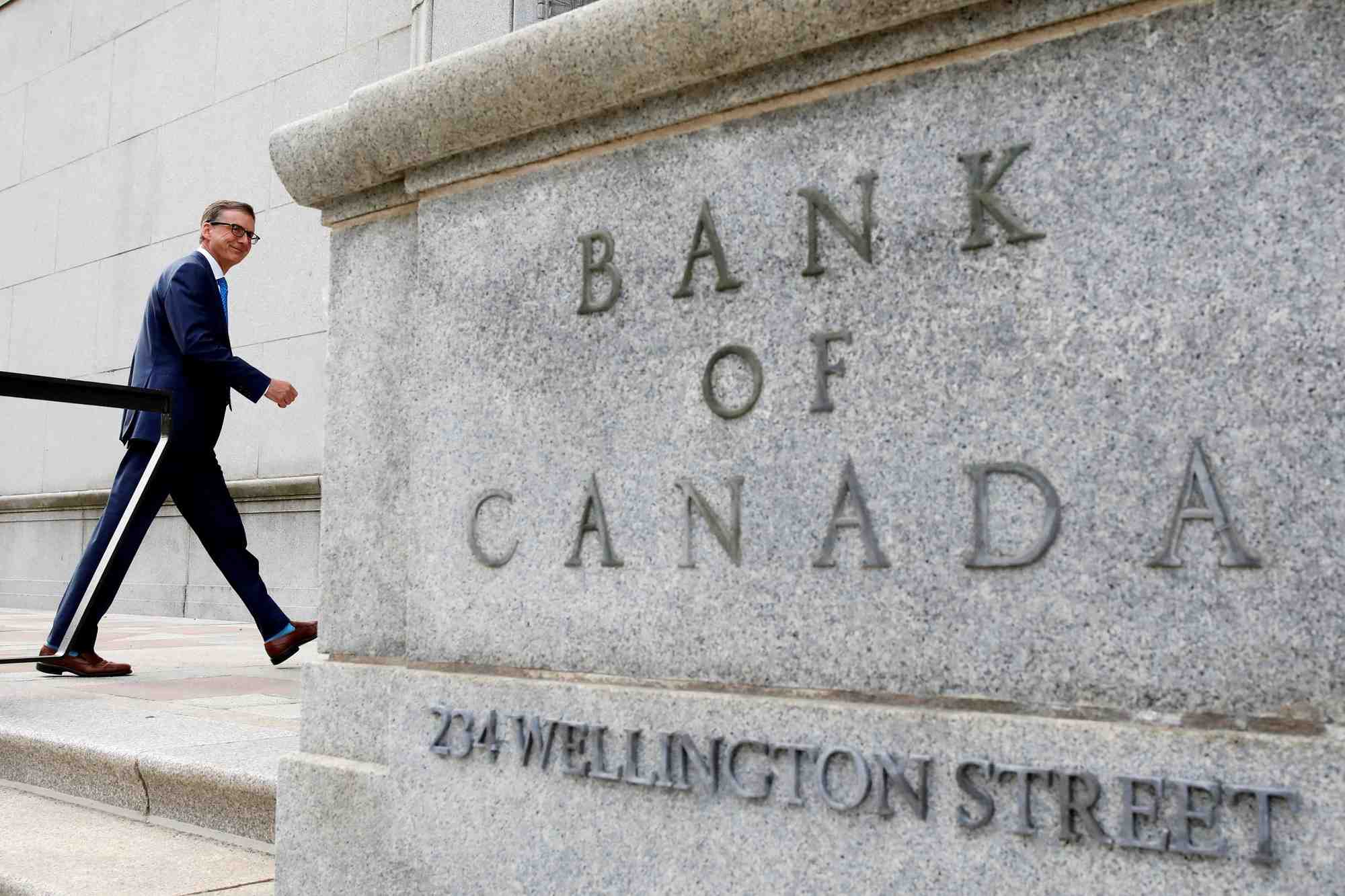 Tiff macklem devant le batiment de la banque du canada
