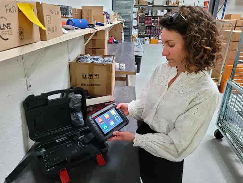 Alice Berton, co-fondatrice d'Icarsoft France montre la valise icarsoft à 250 euros, la plus vendue