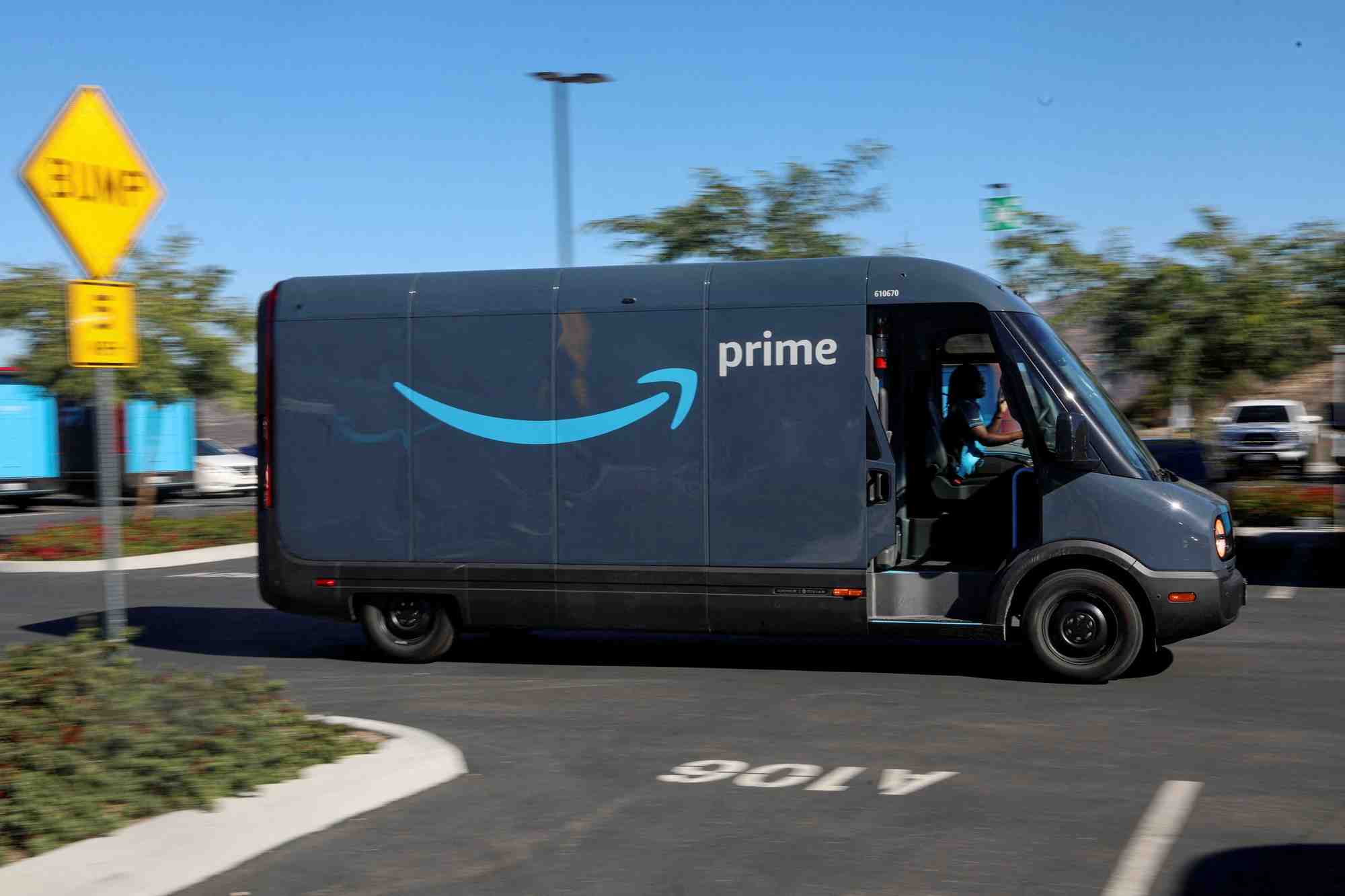 Un camion electrique rivian achete par amazon en californie, etats-unis
