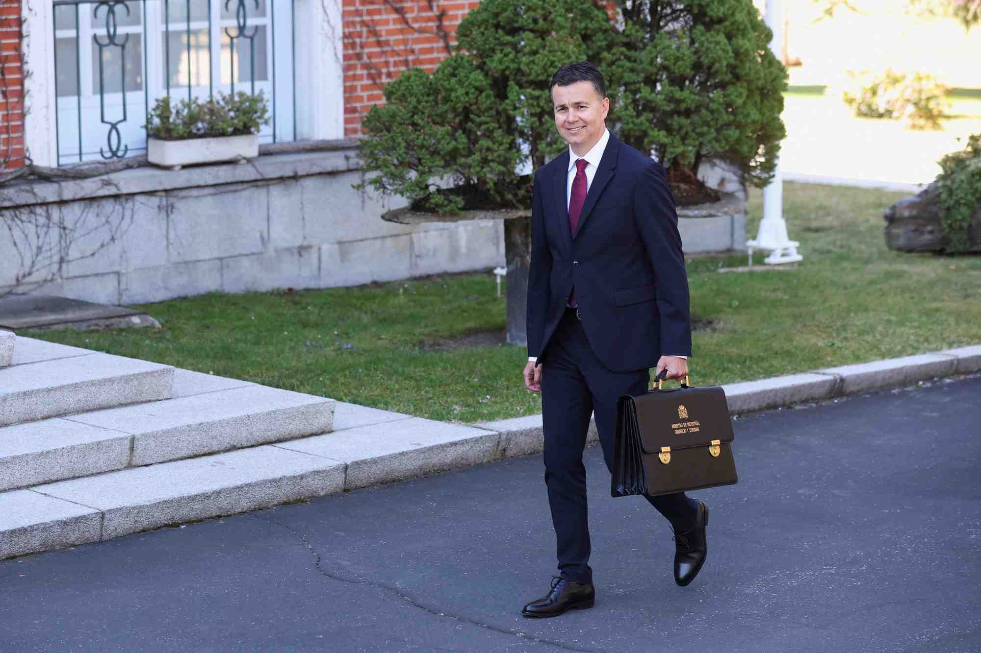 Le ministre espagnol du commerce, hector gomez hernandez, devant le palais de la moncloa a madrid