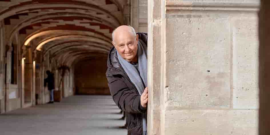 Michel Jonasz, à Paris, sous les arcades de la place des Vosges, dans le quartier du Marais, le 6 février.