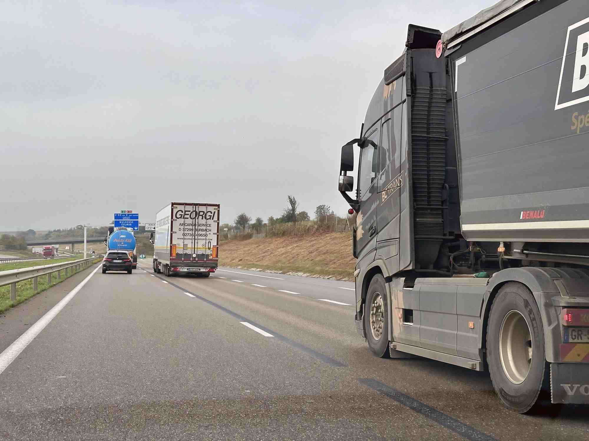 Les routes nationales représentent 1,1 % du linéaire national (hors autoroutes concédées), mais près de 19 % du trafic. Ici, l'autoroute A35 (traversant l'Alsace du nord au sud), non concédée.