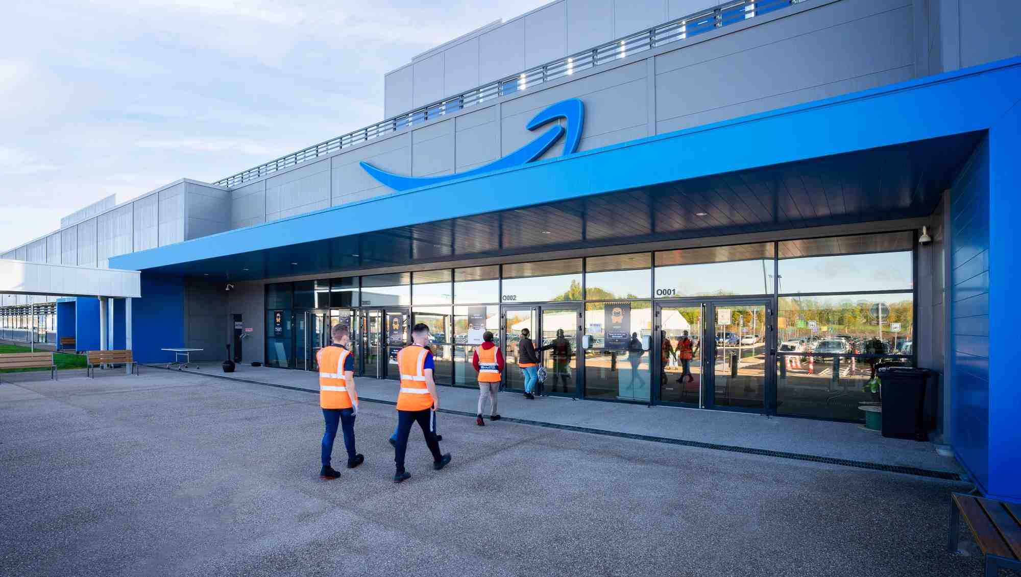 Le maillage du territoire permet à Amazon (ici le centre d’Augny près de Metz) d’améliorer sa qualité de service face à ses concurrents, notamment français (Fnac-Darty, etc) et chinois (Shein, Temu, etc), en réduisant notamment ses délais de livraison.