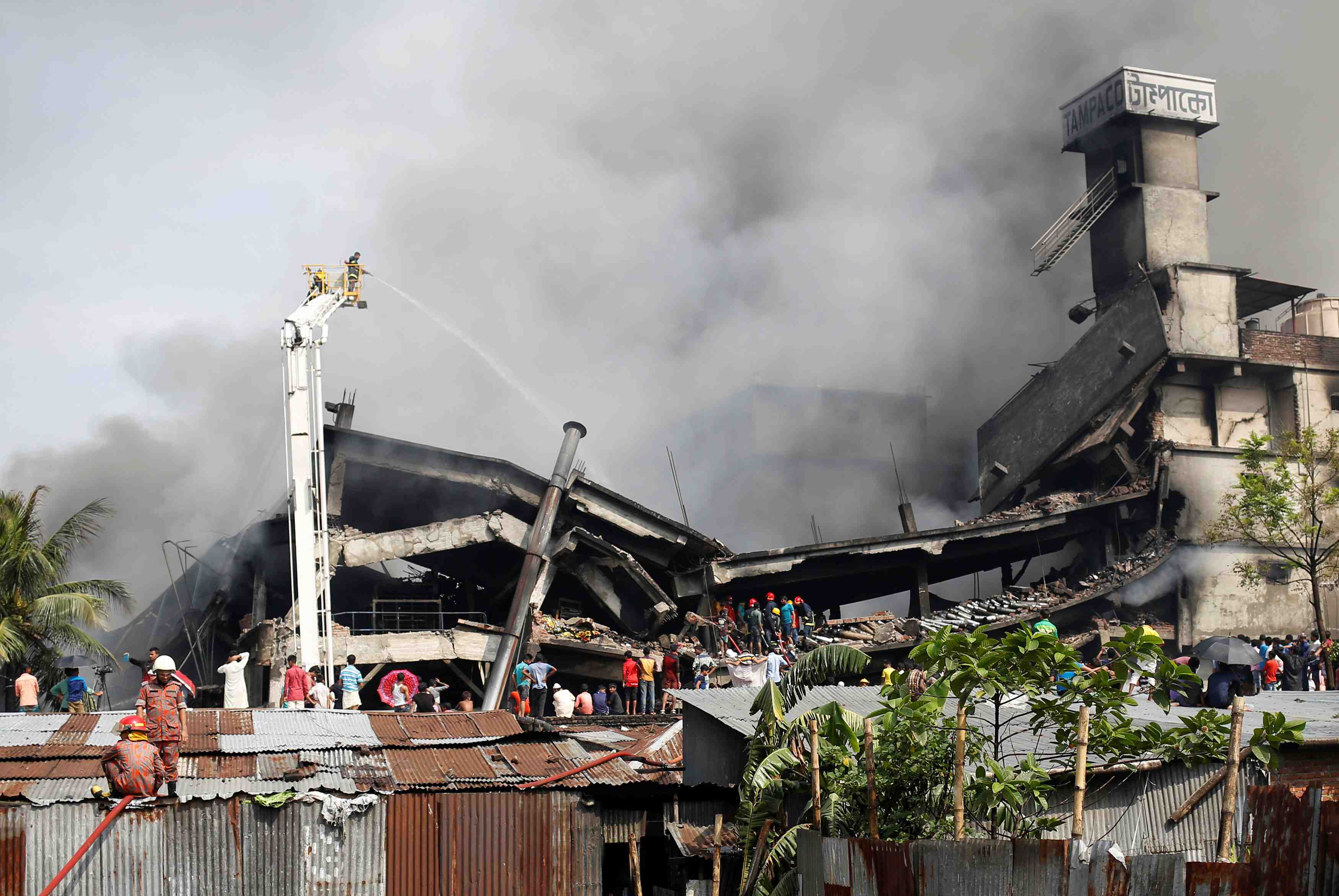 Un incendie dans une usine au bangladesh cause la mort de plus d'une vingtaine de personnes