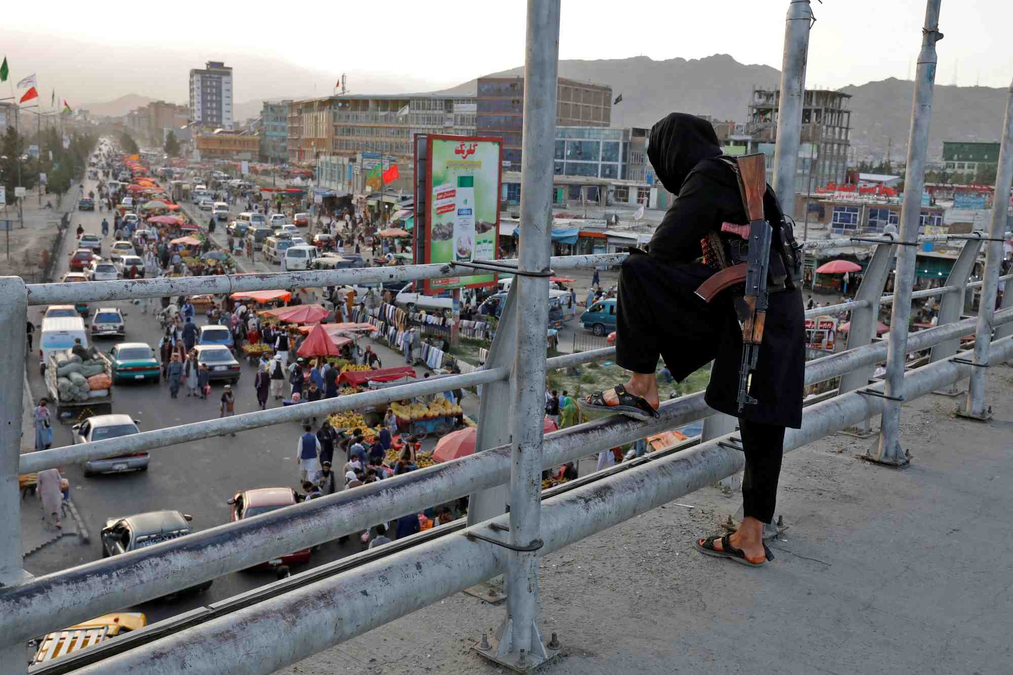 Un combattant taliban montant la garde sur un pont