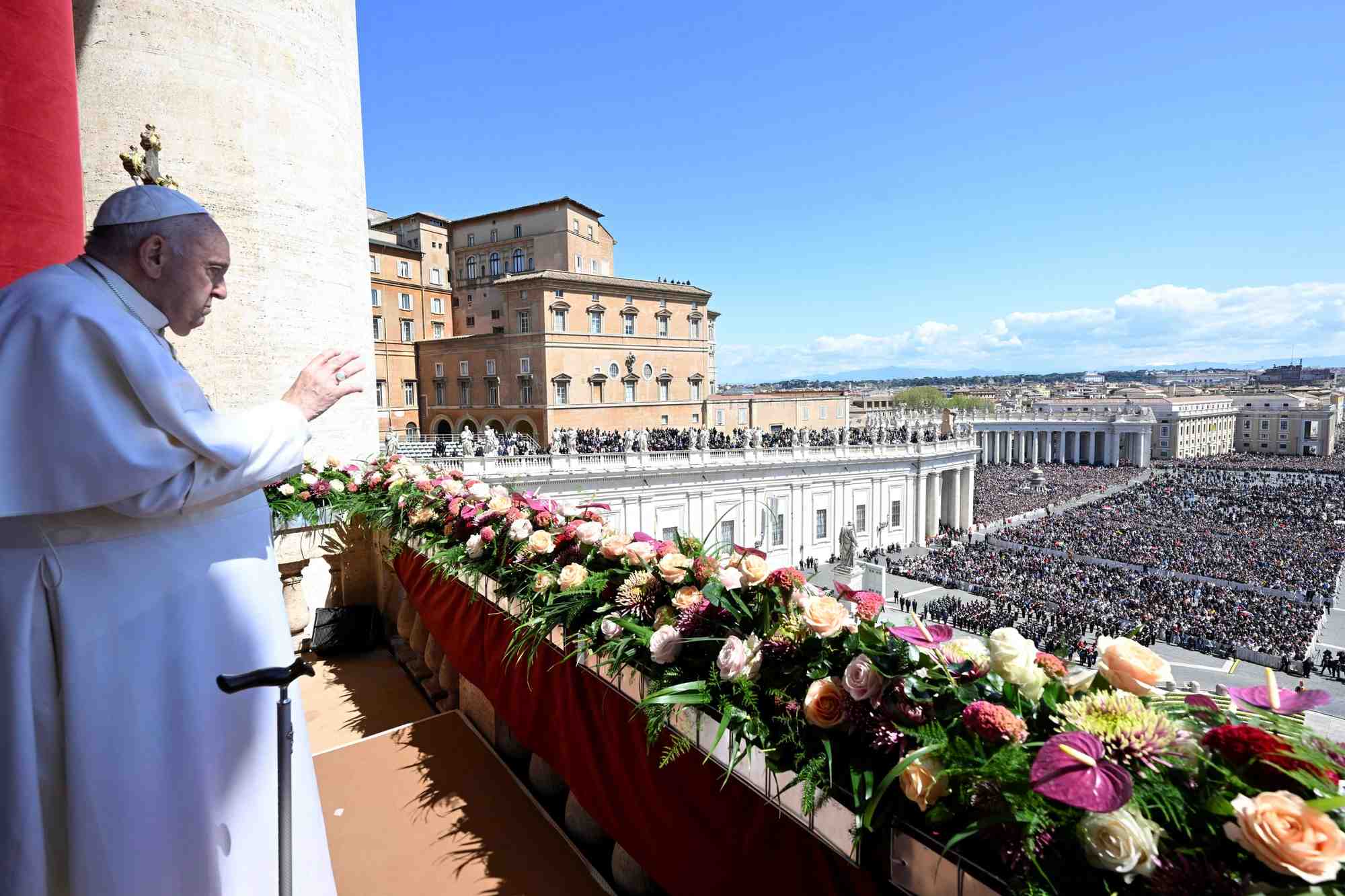 Photo du pape francois, qui prononcait dimanche sa benediction solennelle "urbi et orbi" place saint-pierre a rome