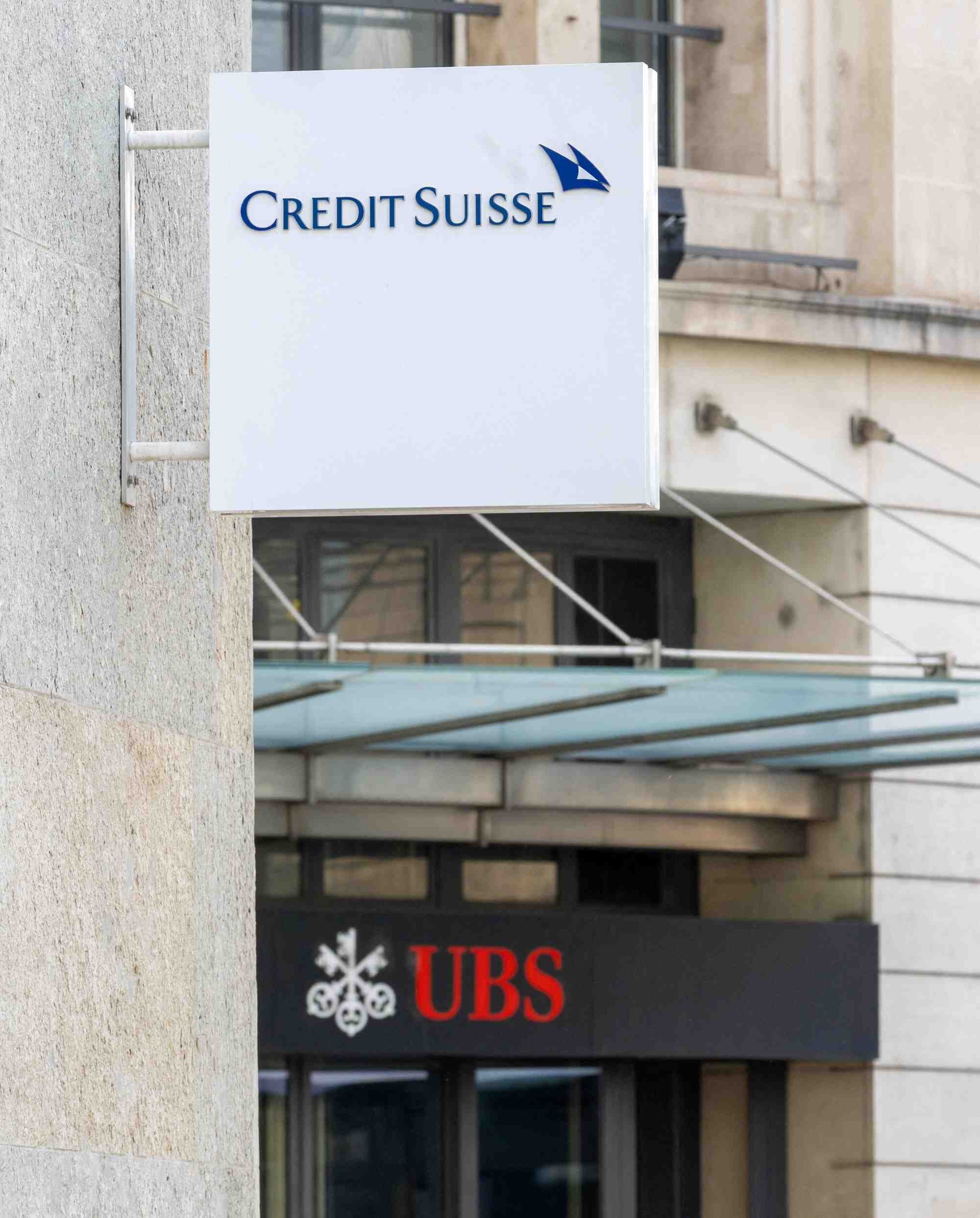 Photo d'archives des logos de la banque suisse credit suisse et ubs a geneve
