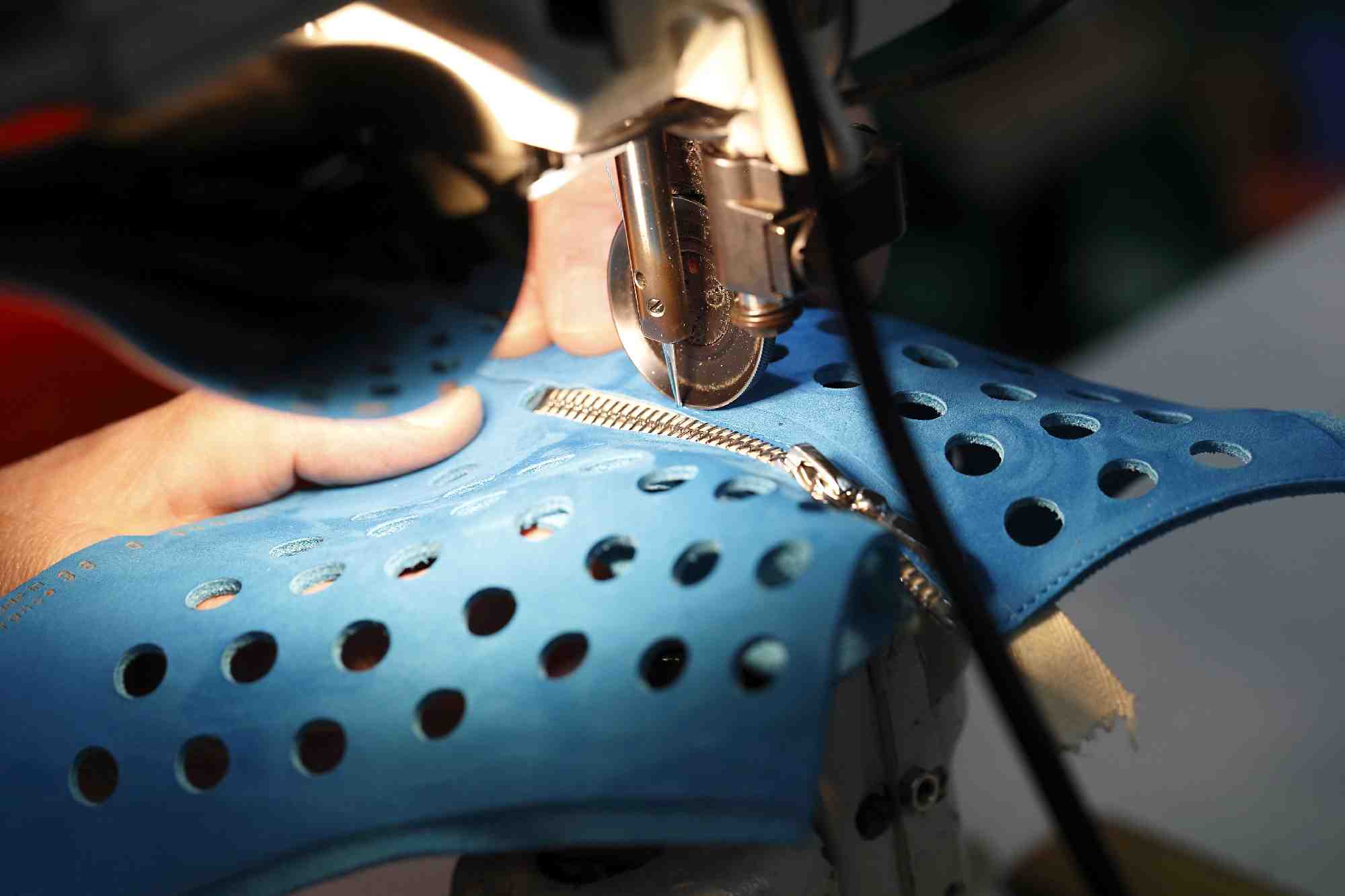 Chaque paire de chaussures Arche nécessite entre 120 et 150 opérations manuelles. Un savoir-savoir que le fabricant s’efforce de transmettre et de renouveler notamment via les formations mises en oeuvre par la région Centre-Val de Loire.