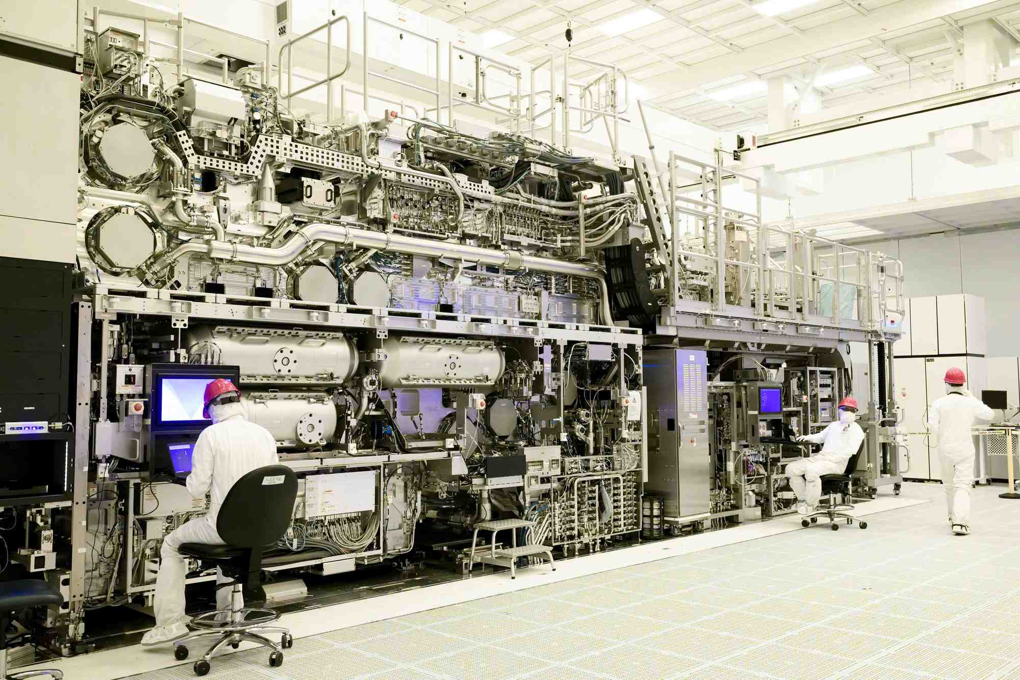 Des travailleurs sont vus devant un systeme de lithographie "high na euv" dans une installation d'intel a hillsboro, oregon