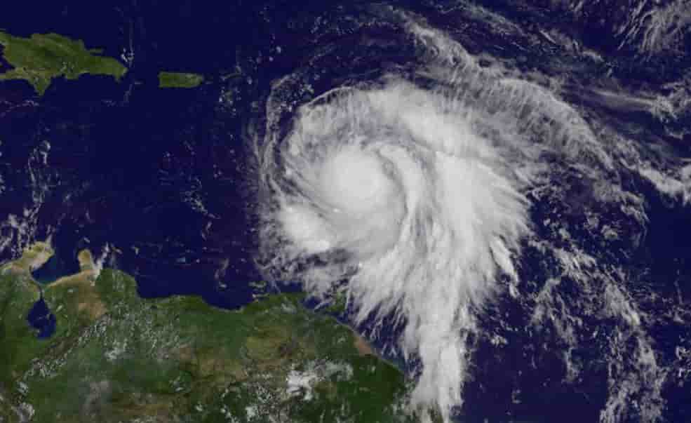 L'ouragan maria, classe en categorie 5, balaie la martinique