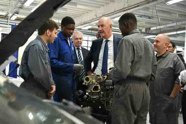 Le ministre de l'Industrie Roland Lescure lors de la visite d'une école de formation à Montreuil en octobre 2023.