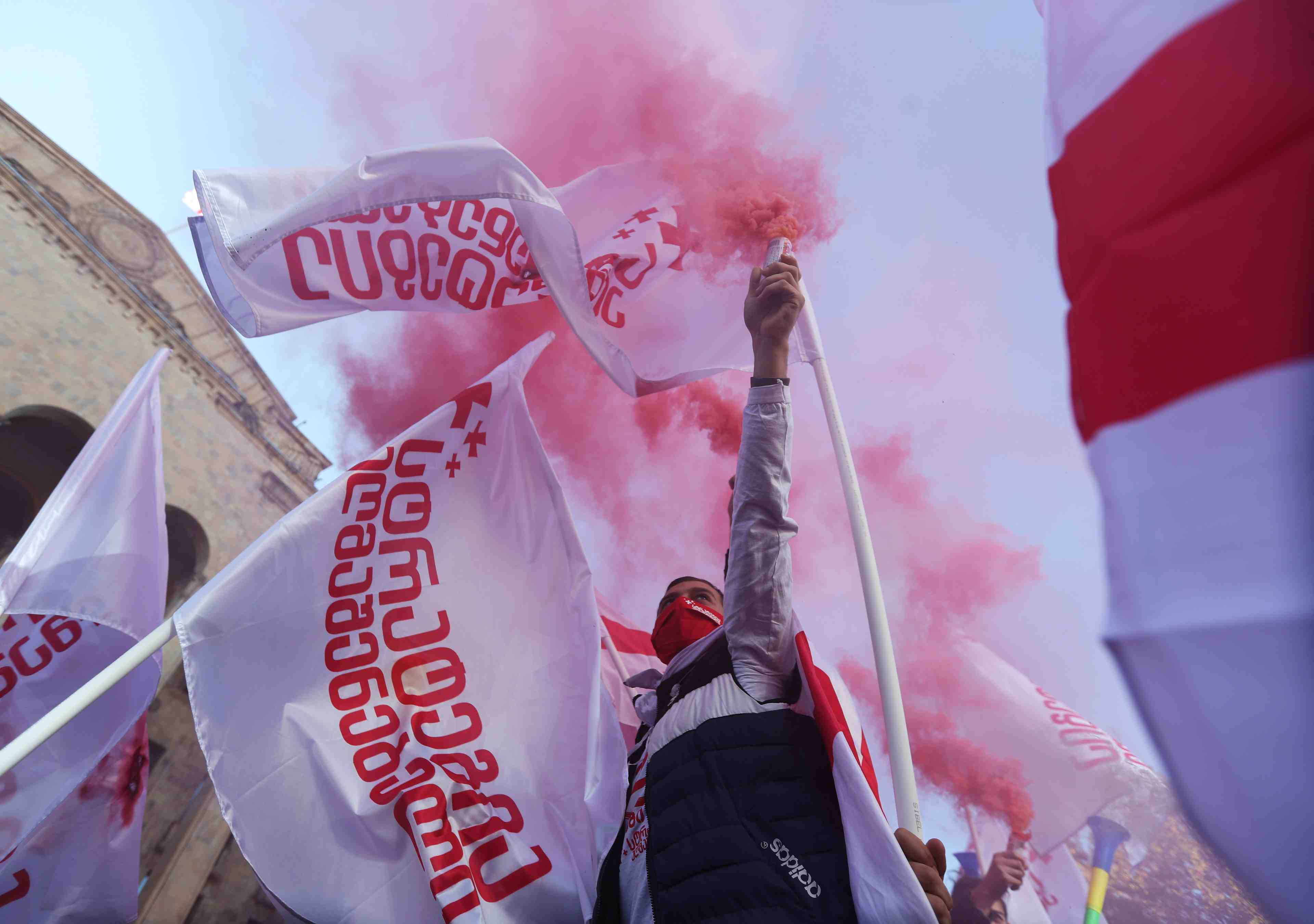 L'opposition georgienne conteste dans la rue le resultat des legislatives