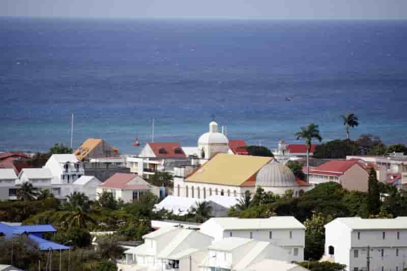 Confinement strict en guadeloupe et etat d'urgence en polynesie francaise