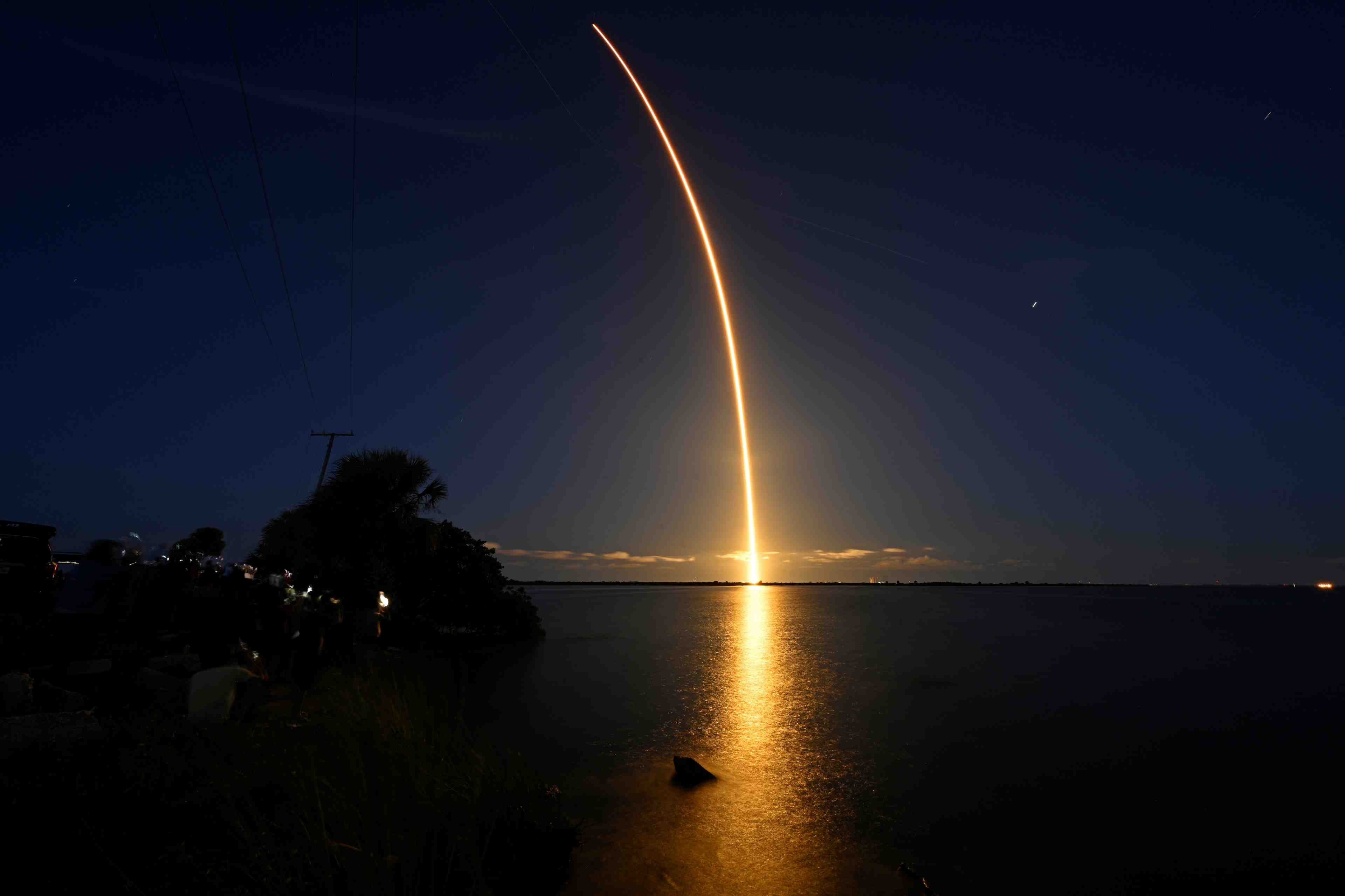 La fusee spacex avec a son bord le premier equipage civil a decolle