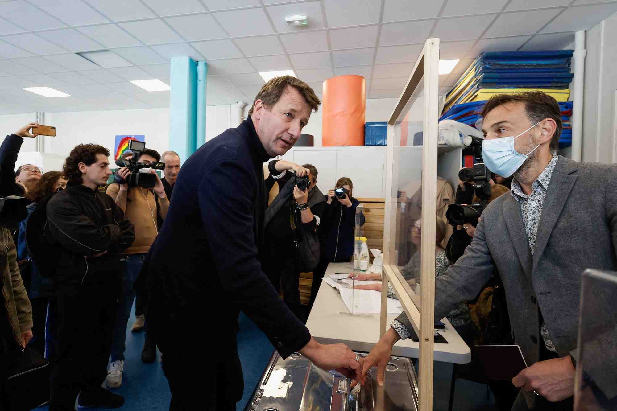 France 2022: jadot (eelv) appelle a voter macron au second tour le 24 avril
