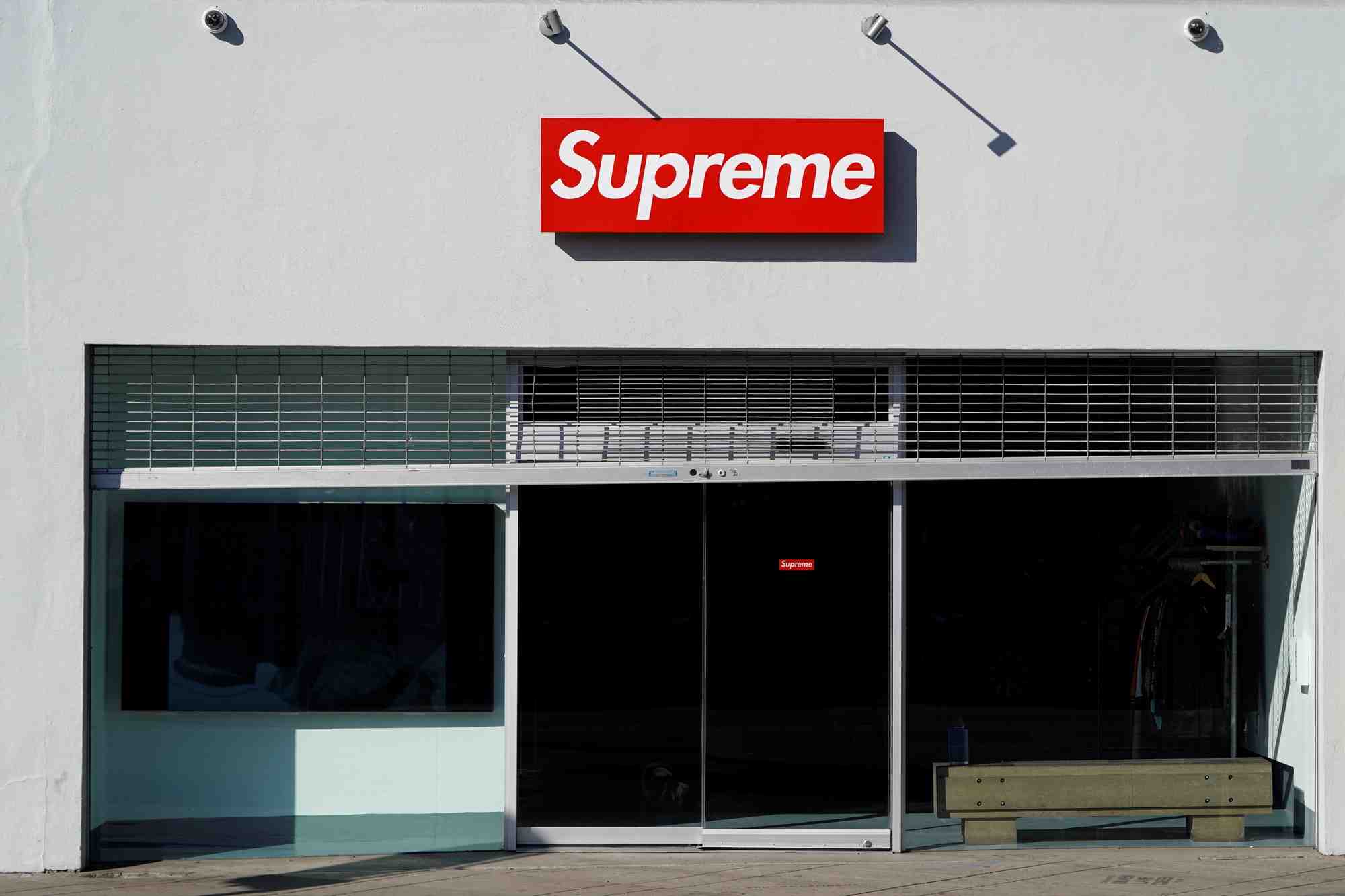 Un magasin de vetements supreme est visible sur fairfax a los angeles, en californie