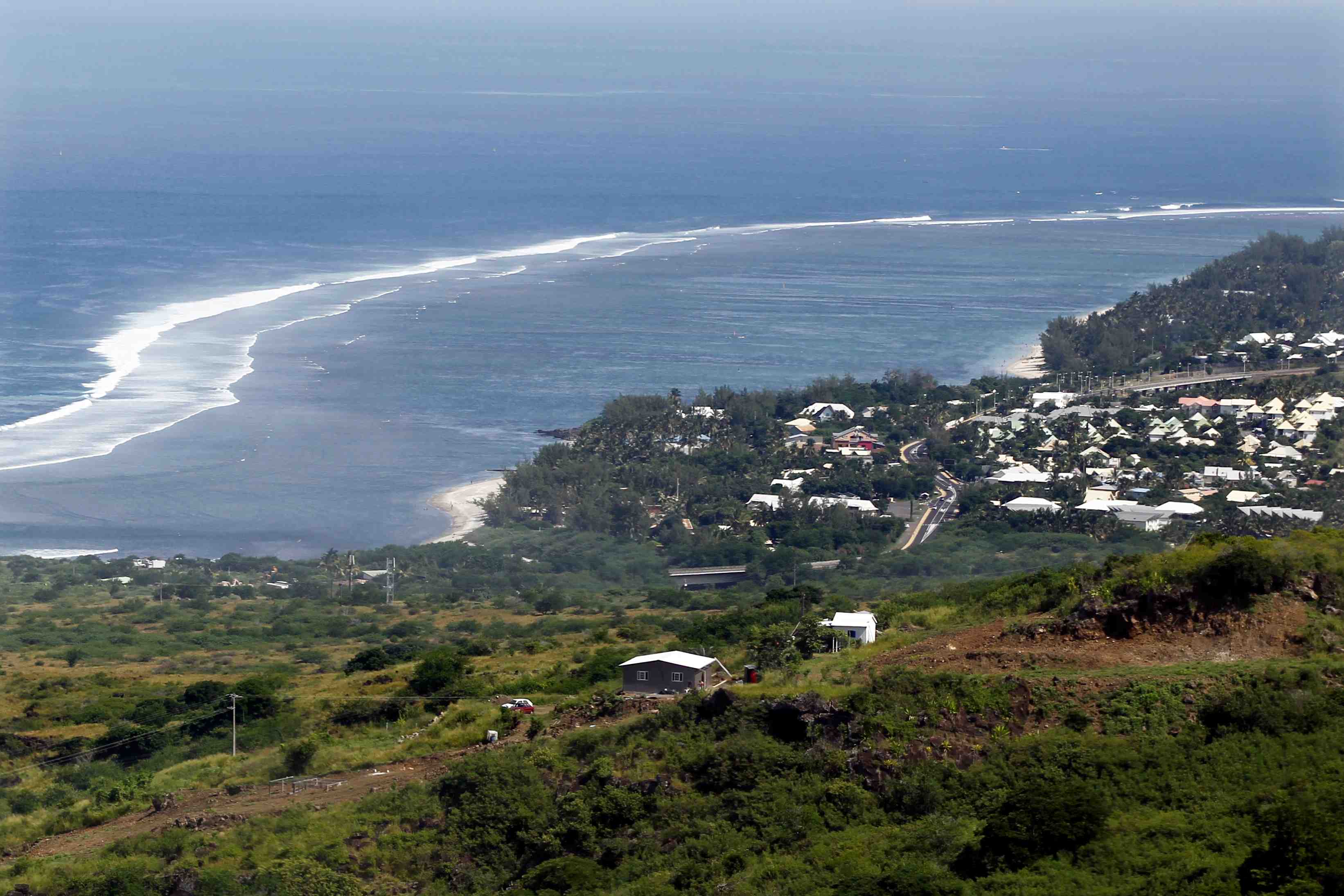 Pas de sortie de crise a la reunion, couvre-feu prolonge