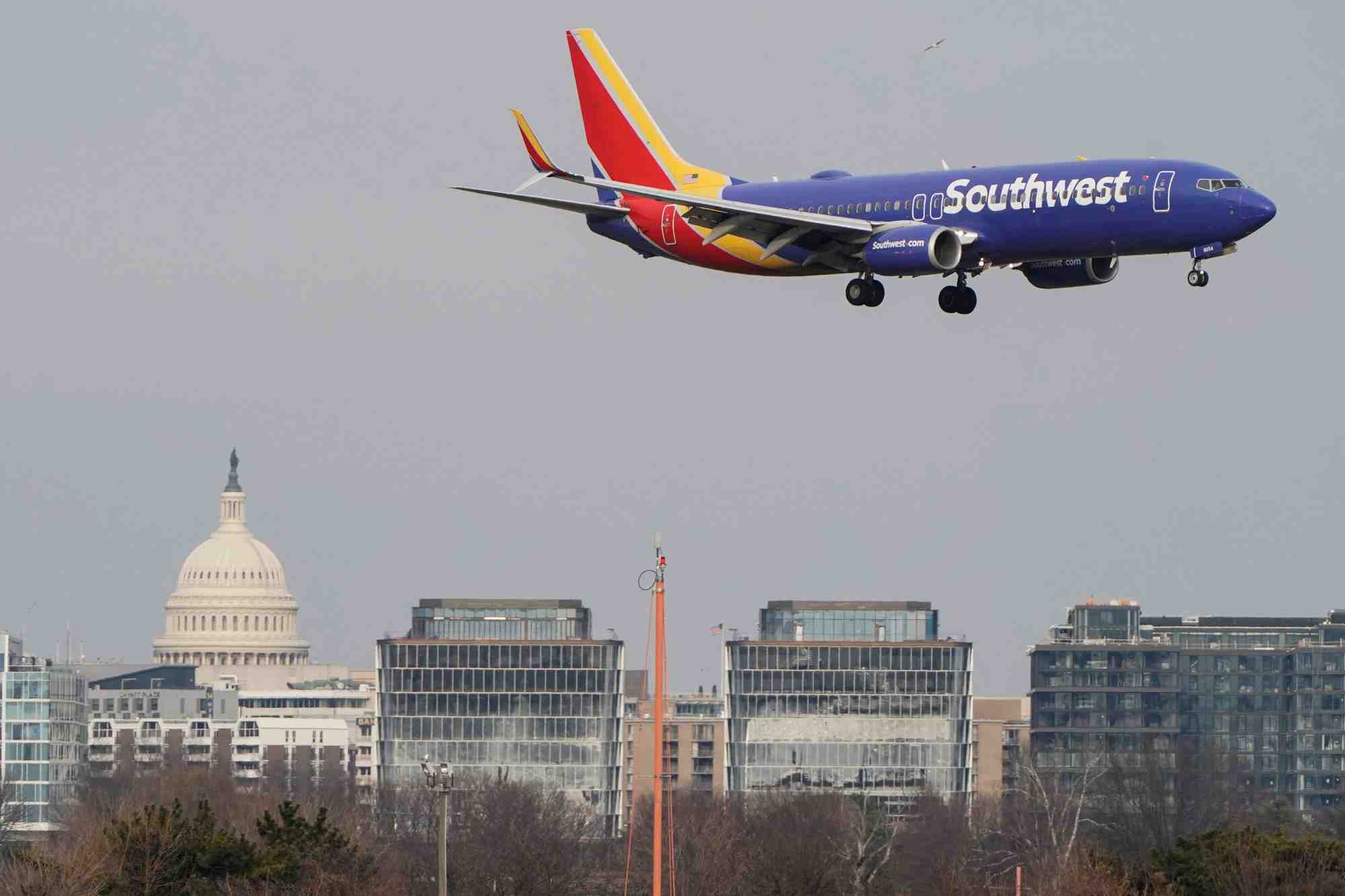Un avion de southwest airlines survolant le capitole