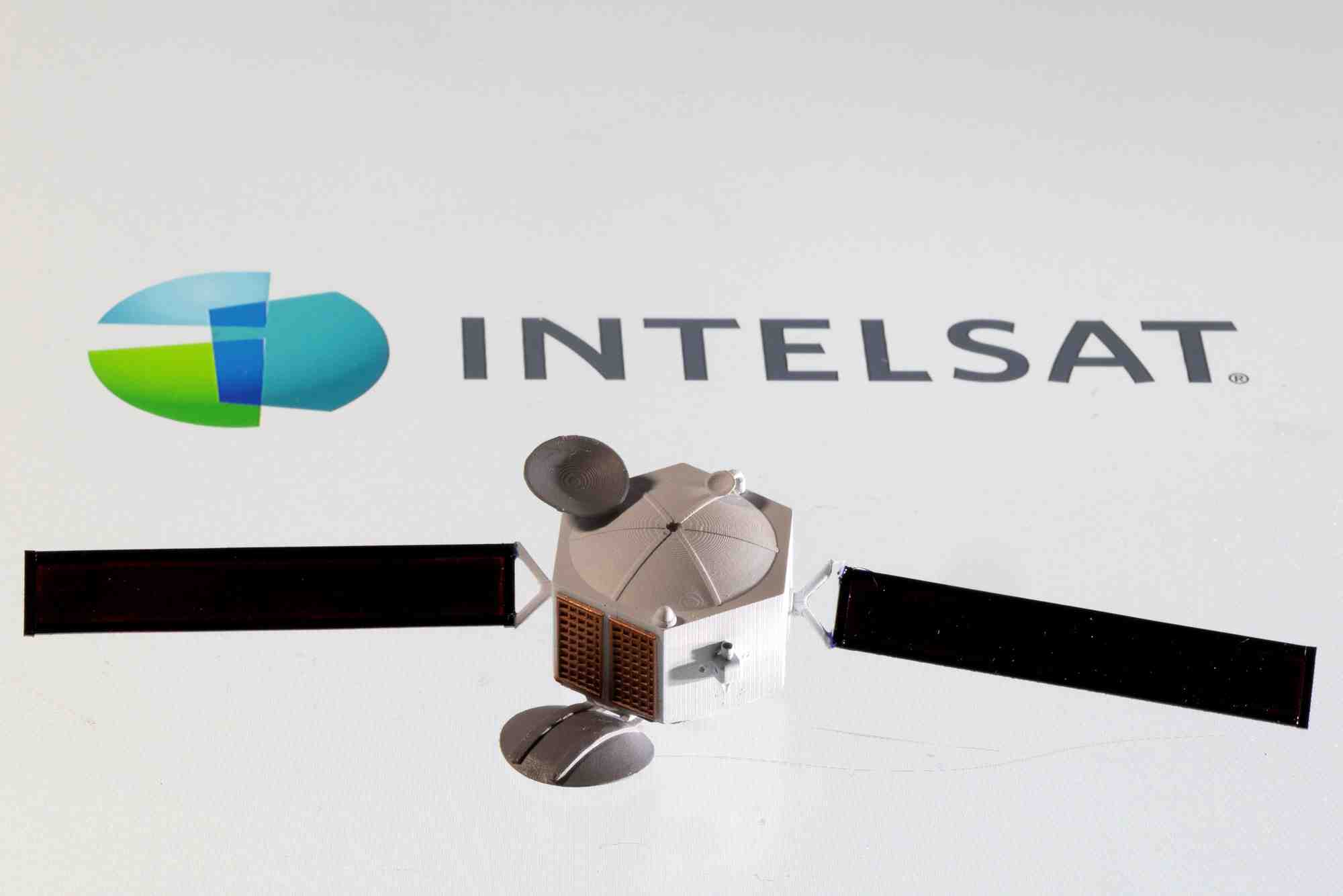 Un satellite et le logo intelsat