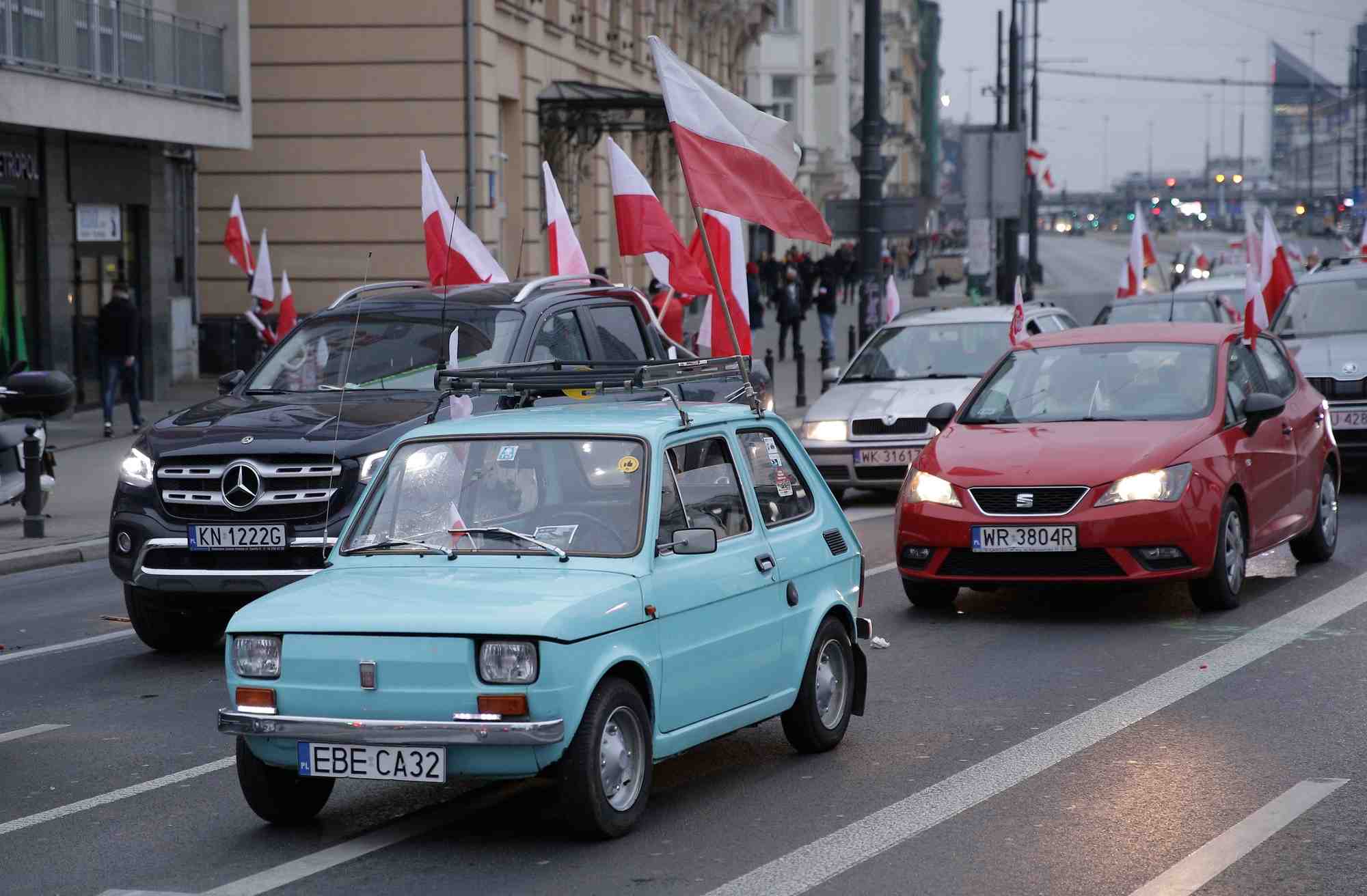Photo de voitures circulant avec des drapeaux polonais lors de la fete nationale de l'independance a varsovie