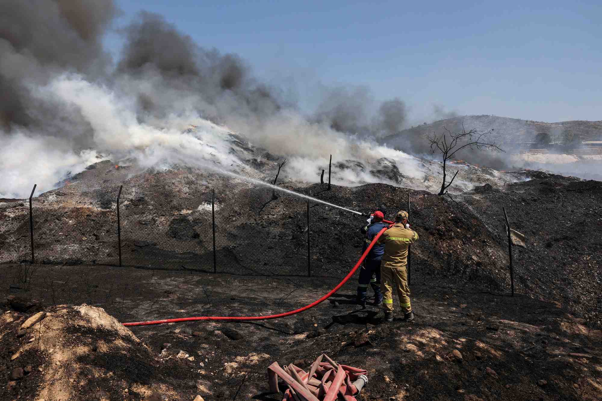 Un incendie brule dans le centre de la grece