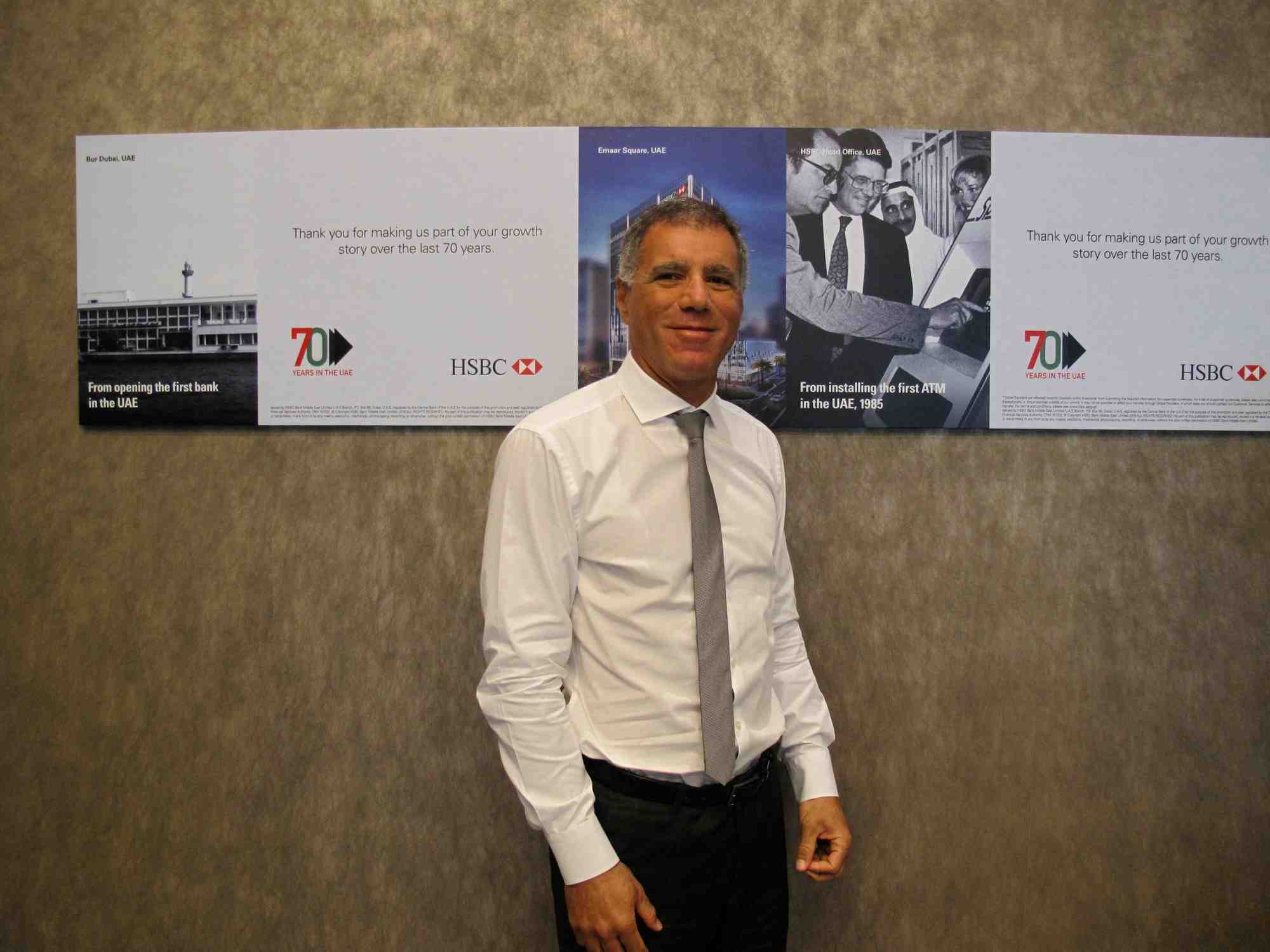 Georges elhedery pose pour une photo lors d'une interview avec reuters a dubai