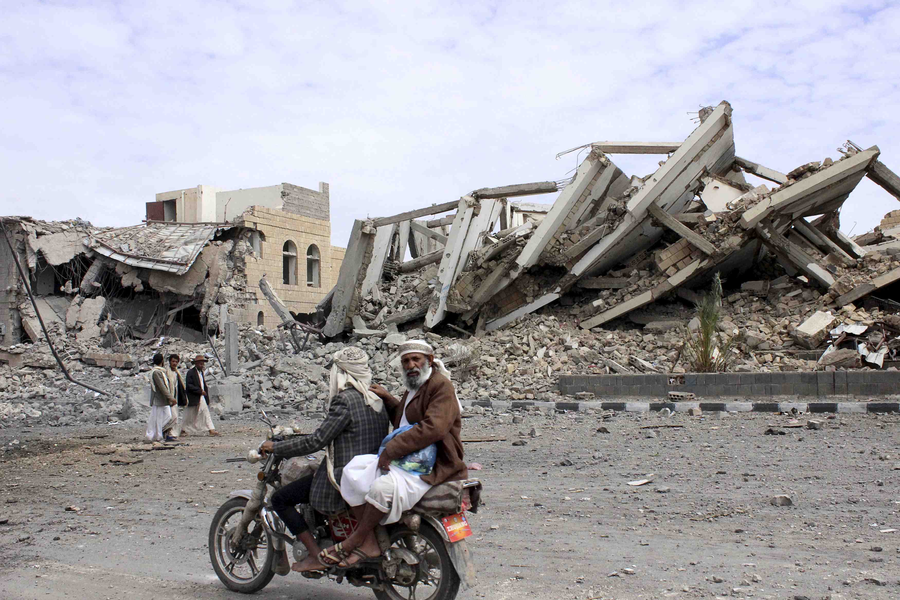 Troisieme nuit d'intenses bombardements dans le nord du yemen