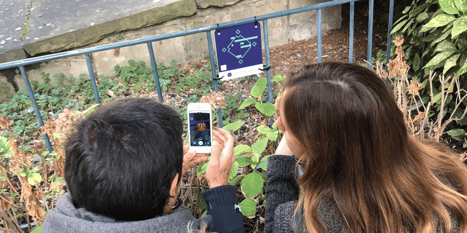 Augmenteo utilise des balises pour insérer de la réalité augmentée dans ses jeux de piste.