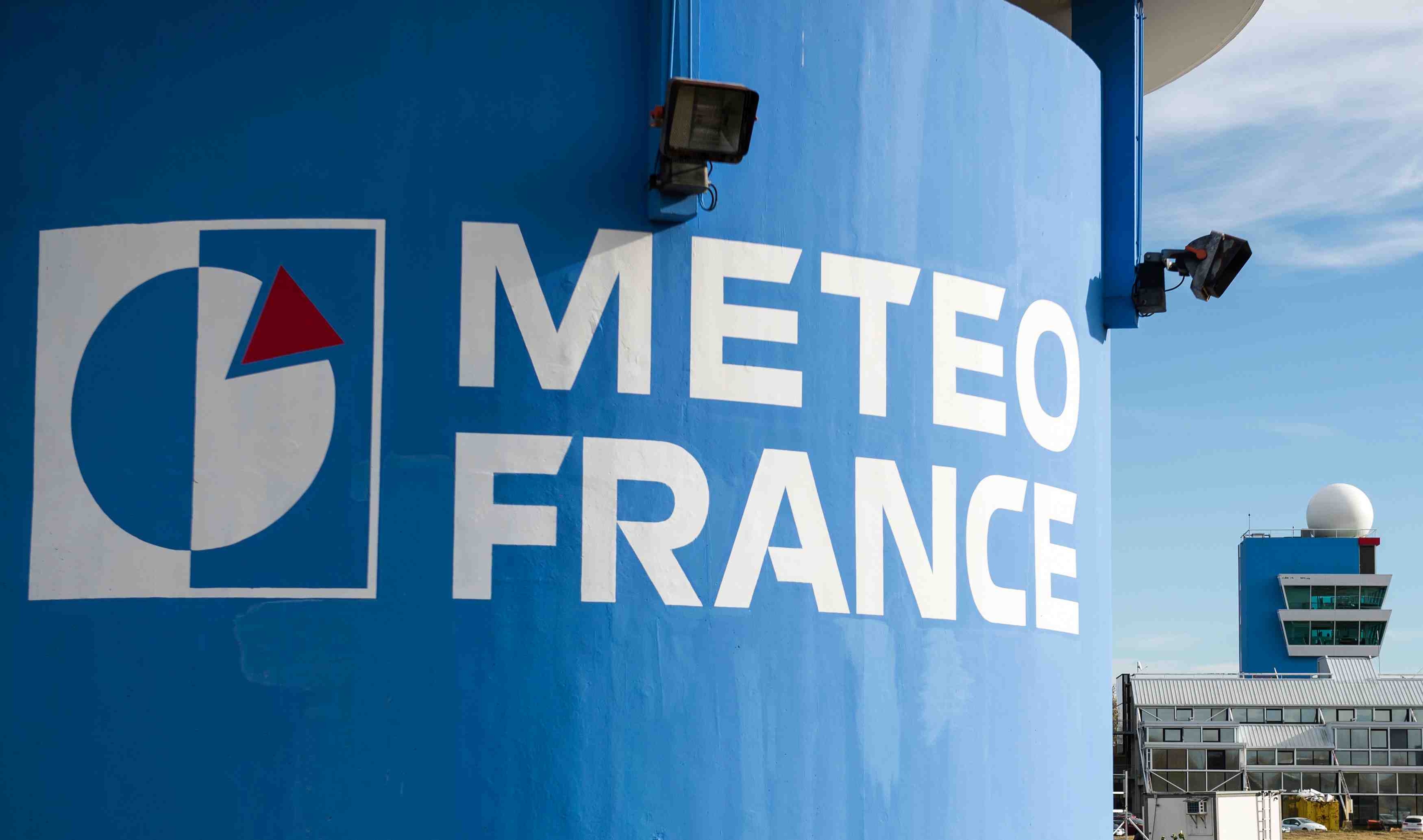 France: coupures d'electricite et transports perturbes apres la tempete aurore
