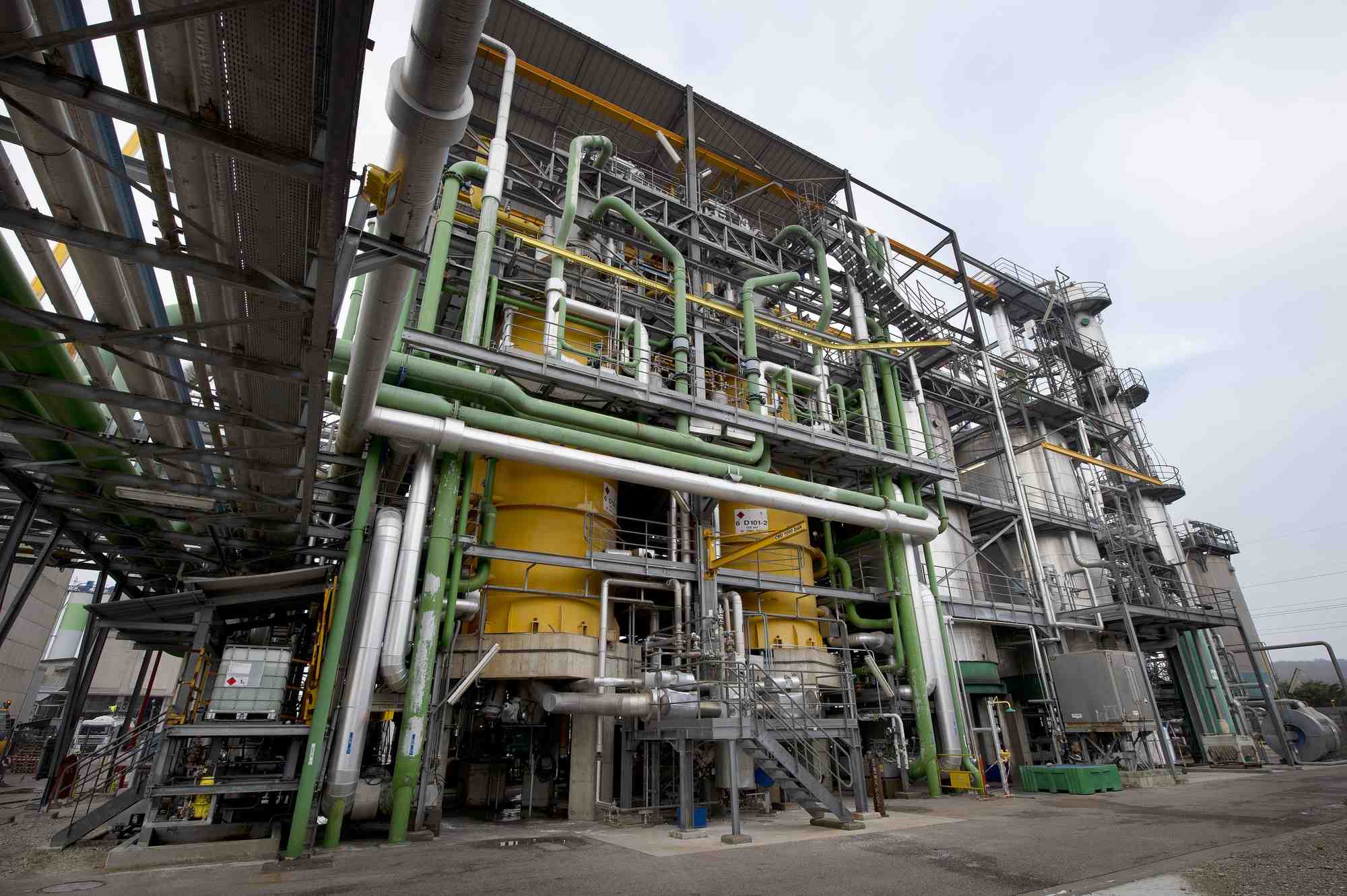 L'unité de fabrication de PVC de Kem One à Balan (Ain), classé seuil haut Seveso, a modifié sa colonne de stripping (à droite) en 2023 pour réduire la consommation d’eau.