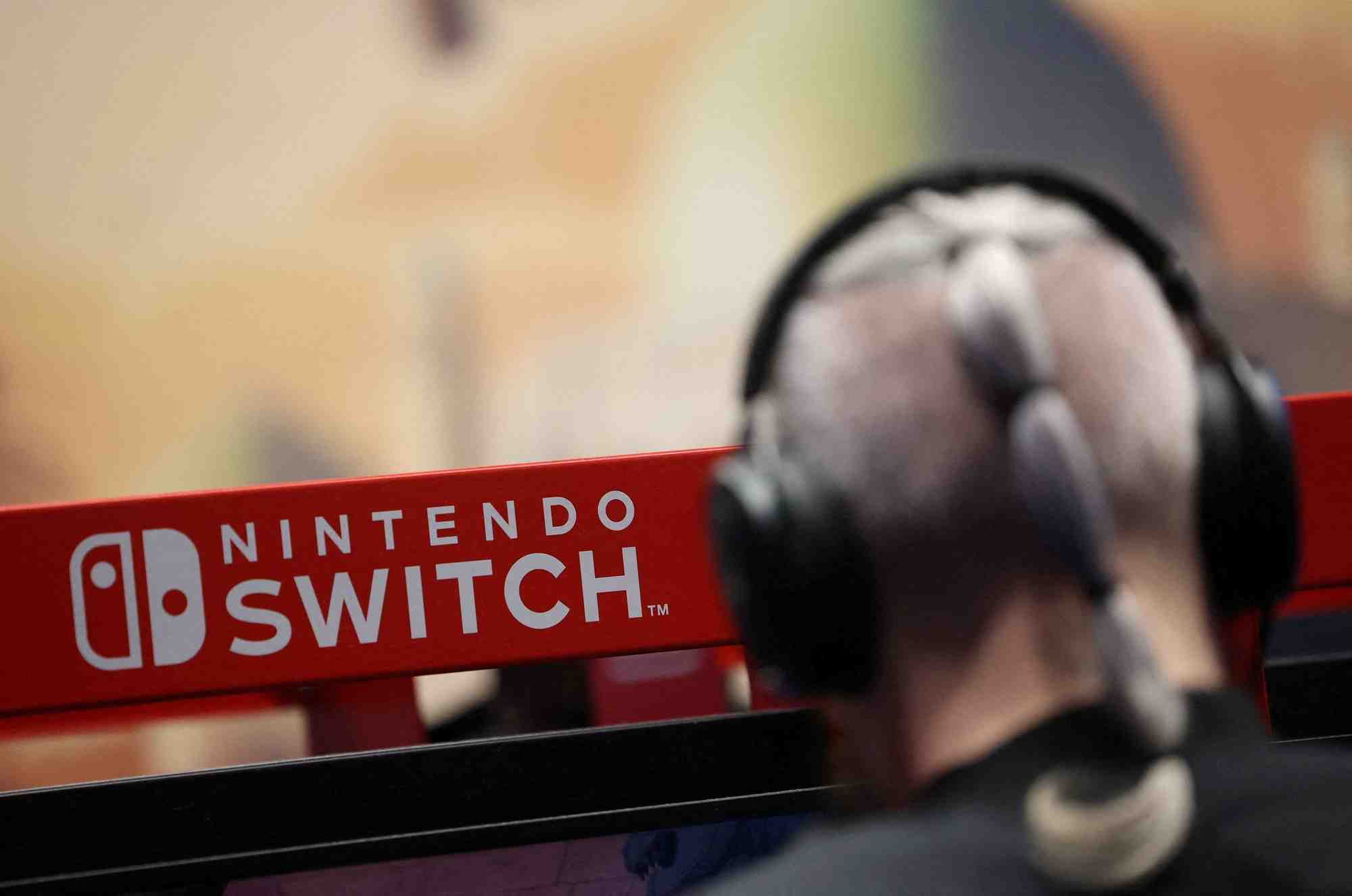 Photo d'archives: un participant utilise une console de jeu nintendo switch en jouant a un jeu video lors de la paris games week (pgw)